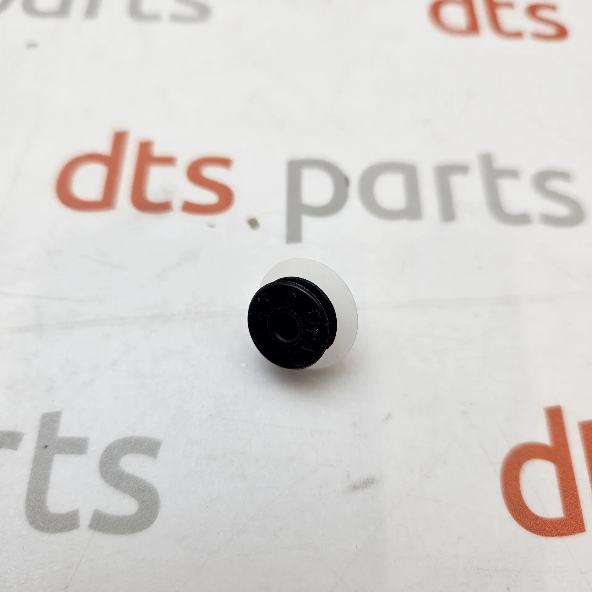 OEM Volvo 30653441 – Windshield A-pillar retainer clip