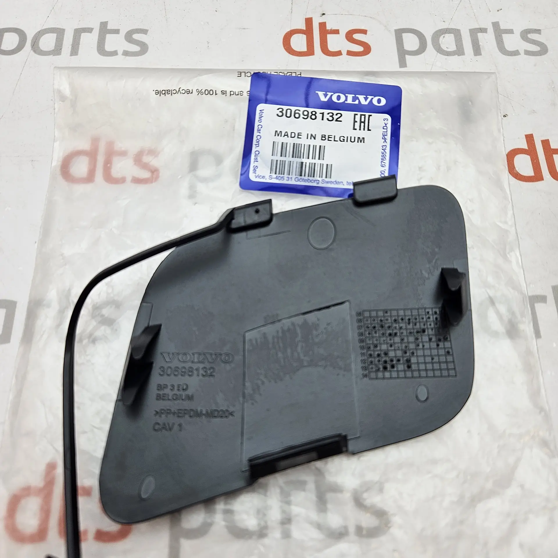 OEM Volvo 30698132 – Tow Eye Cap (Rear).