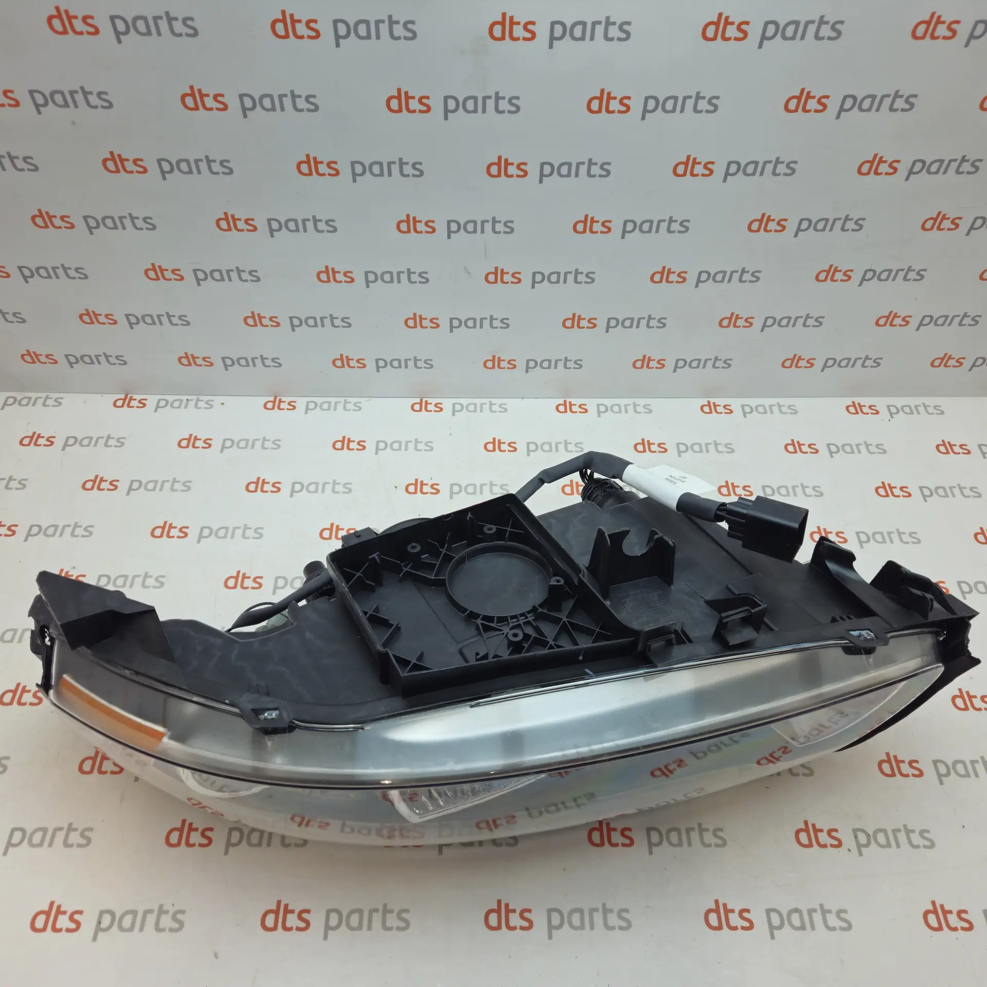 OEM Volvo 30698835 – Halogen front headlight assembly