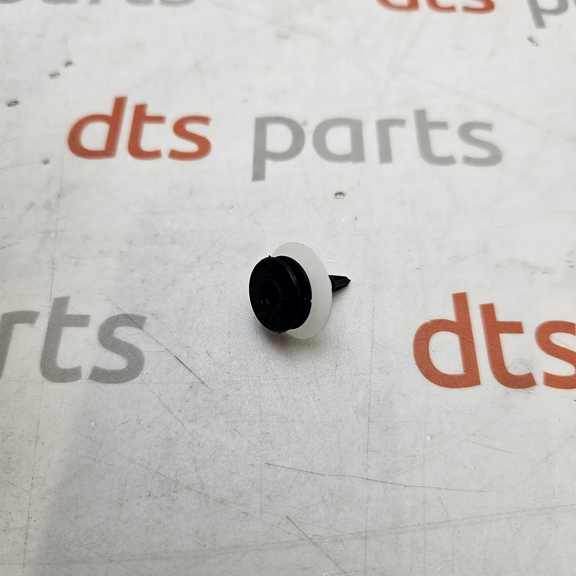 OEM Volvo 30715923 – Liftgate interior panel trim cover clip