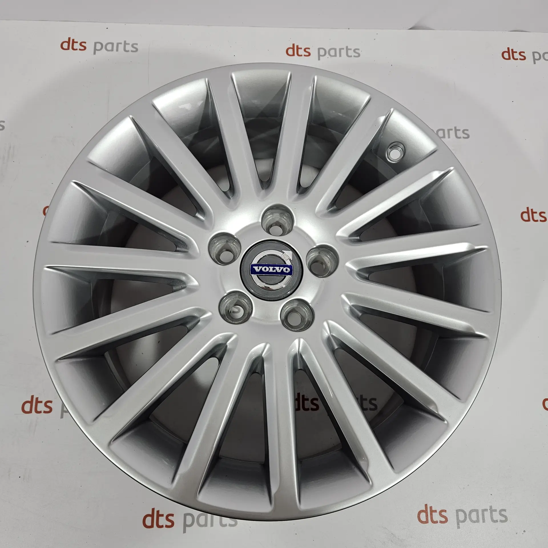 OEM Volvo 30748345 – Wheel (17", 7x17", Right, Silver, Colour code: 936, Aluminum