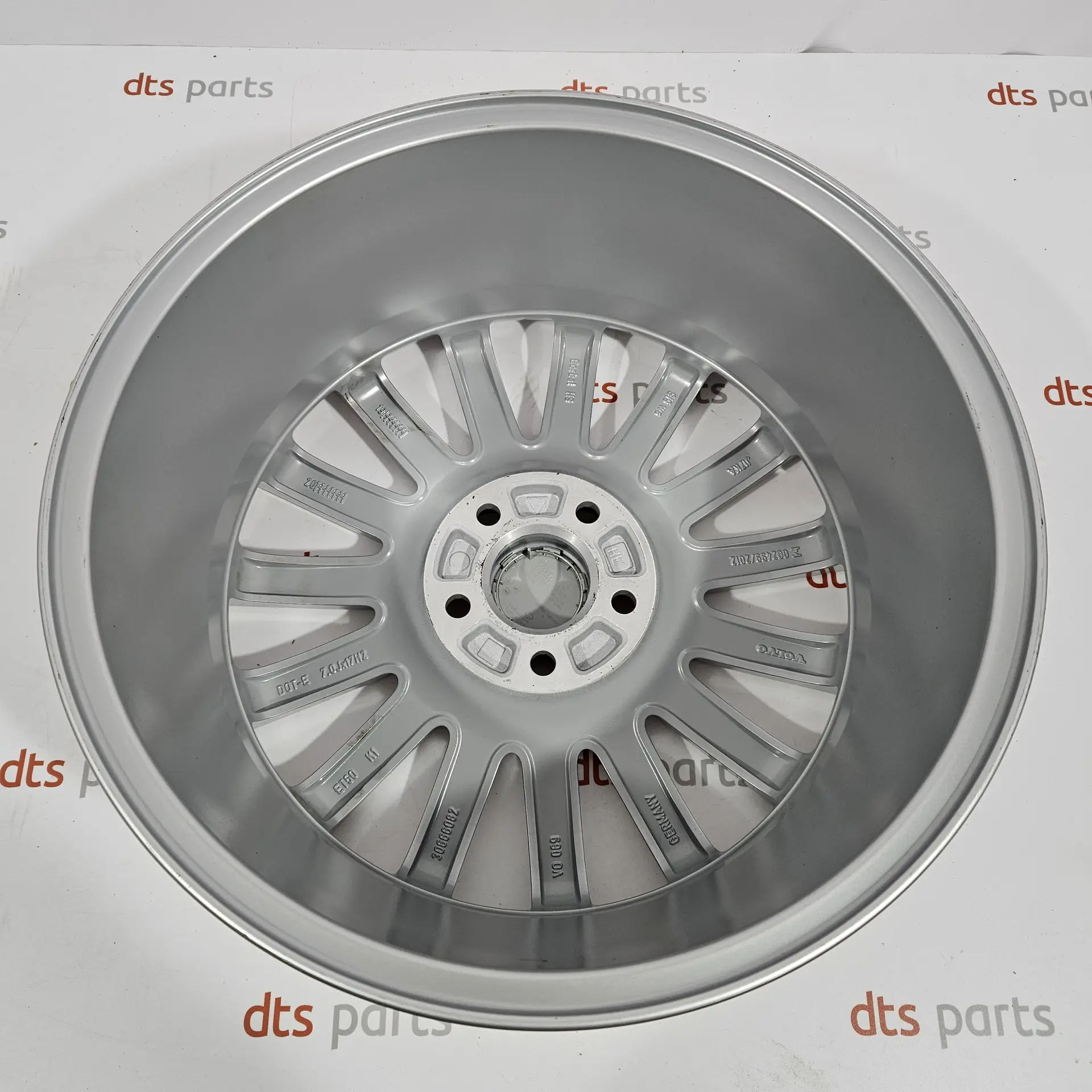 OEM Volvo 30748345 – Wheel (17", 7x17", Right, Silver, Colour code: 936, Aluminum