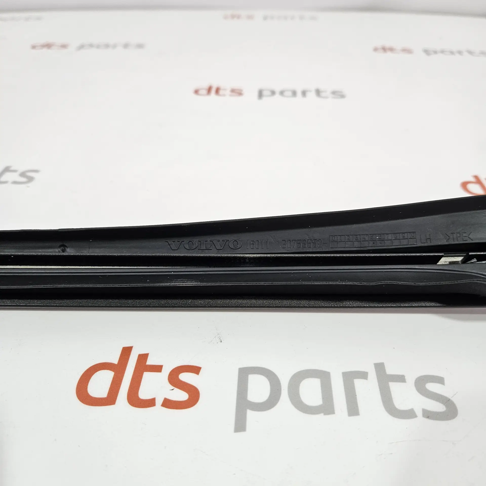 OEM Volvo 30753552 – Left windshield trim moulding