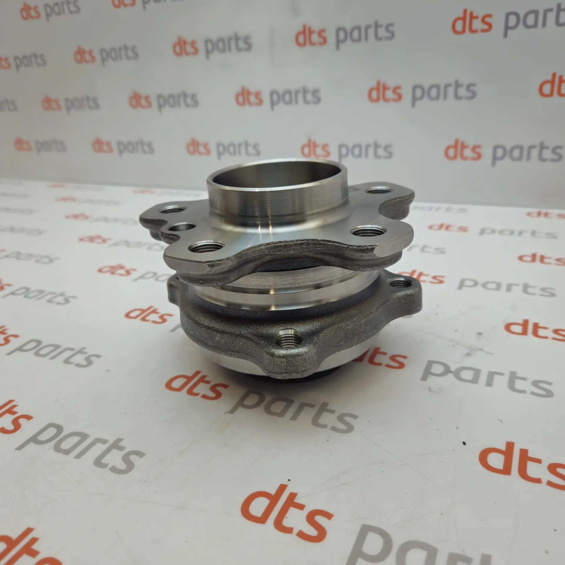 OEM BMW 31206890070 – Front wheel hub with bearing