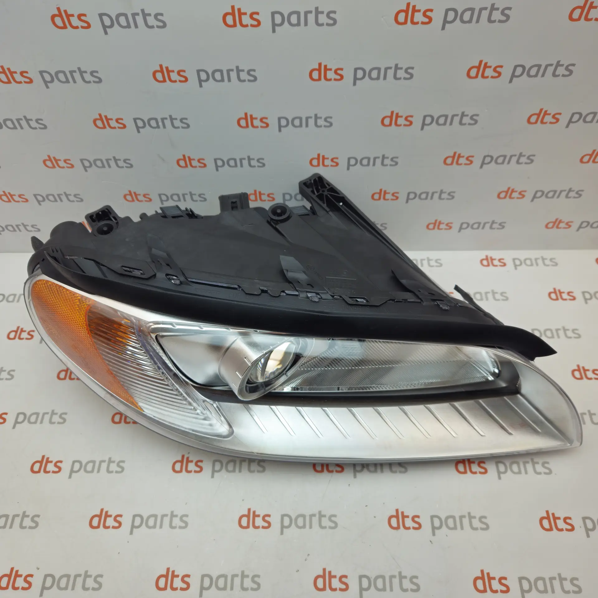 OEM Volvo 31214416 – Front right headlight