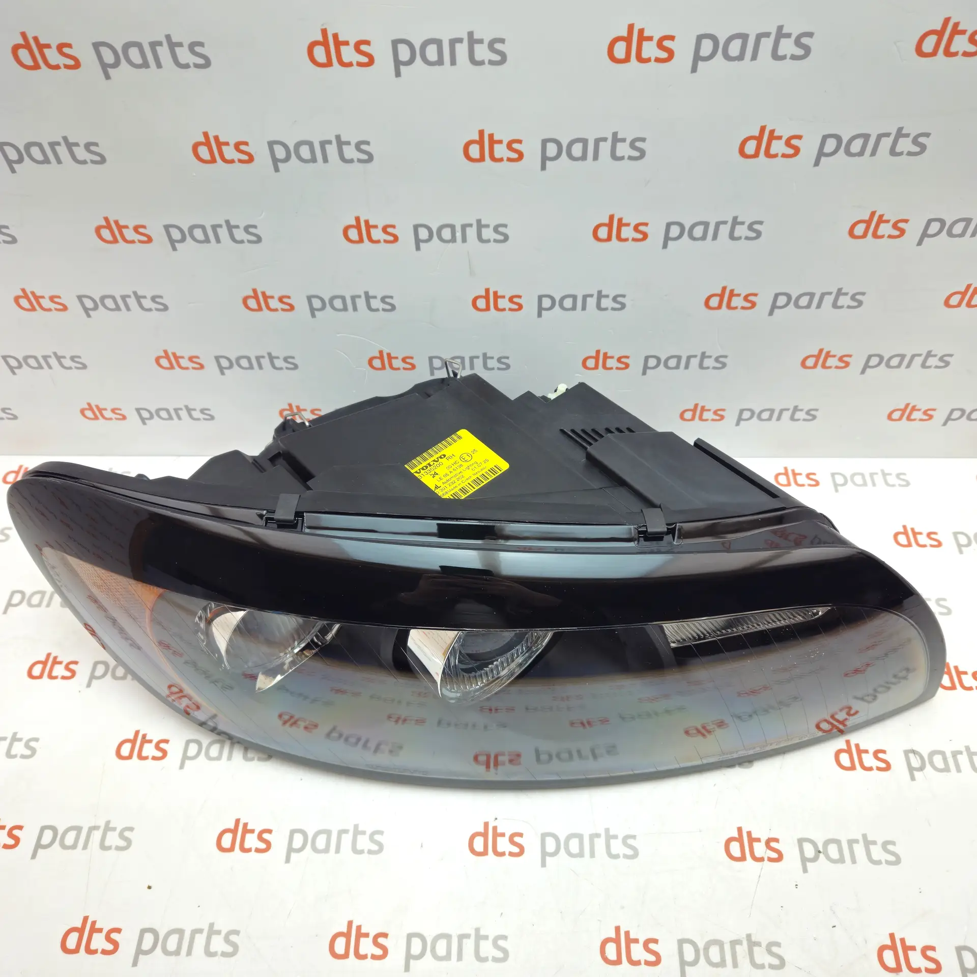 OEM Volvo 31335200 – Right headlight