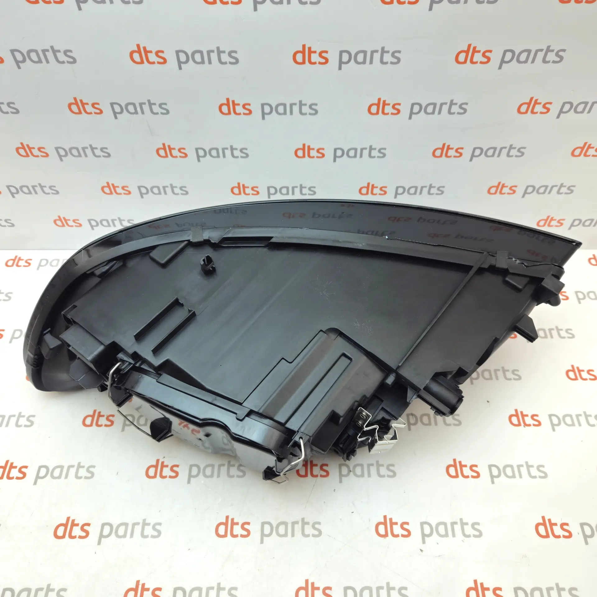 OEM Volvo 31335200 – Right headlight