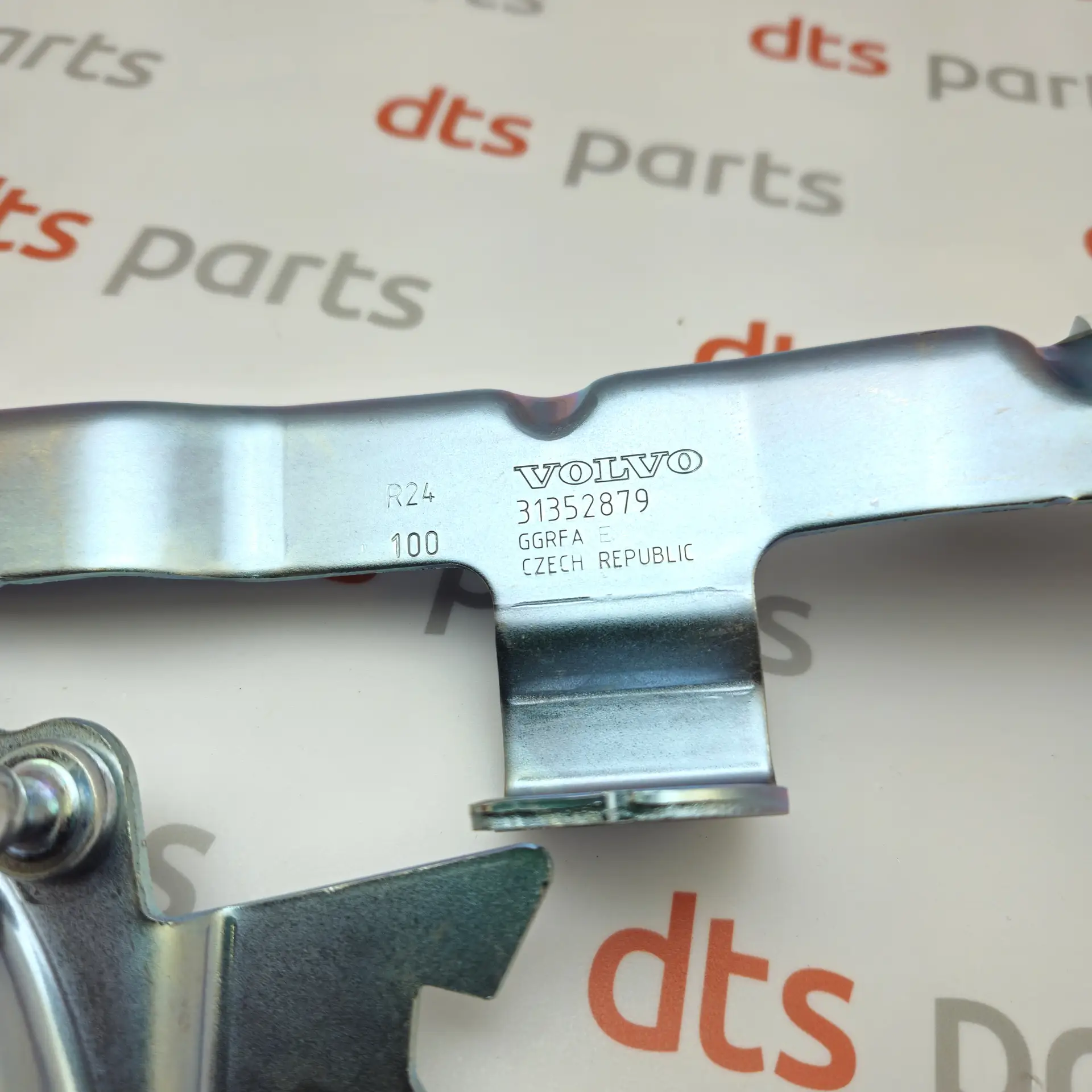 OEM Volvo 31352879 – Hood right hinge