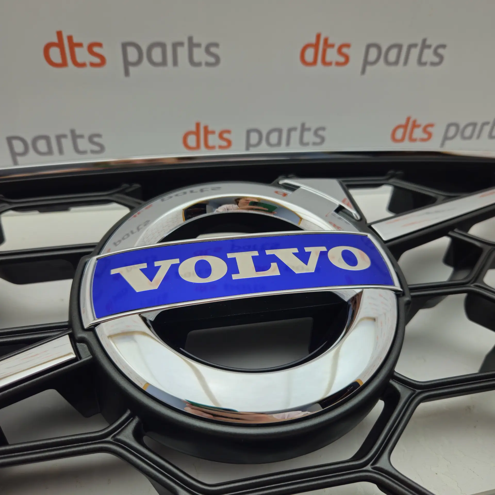 OEM Volvo 31353617 – Front radiator grille