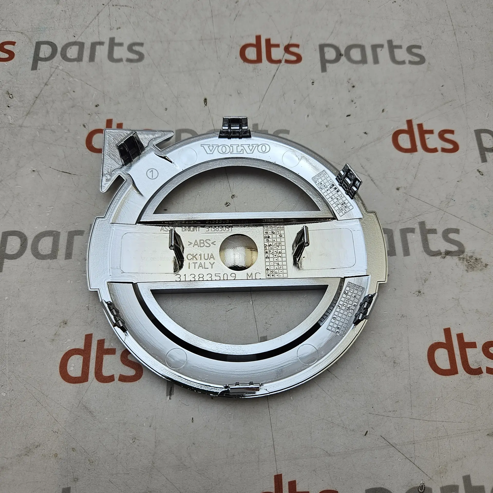OEM Volvo 31383031 – Front radiator grille "Volvo" iron mark badge