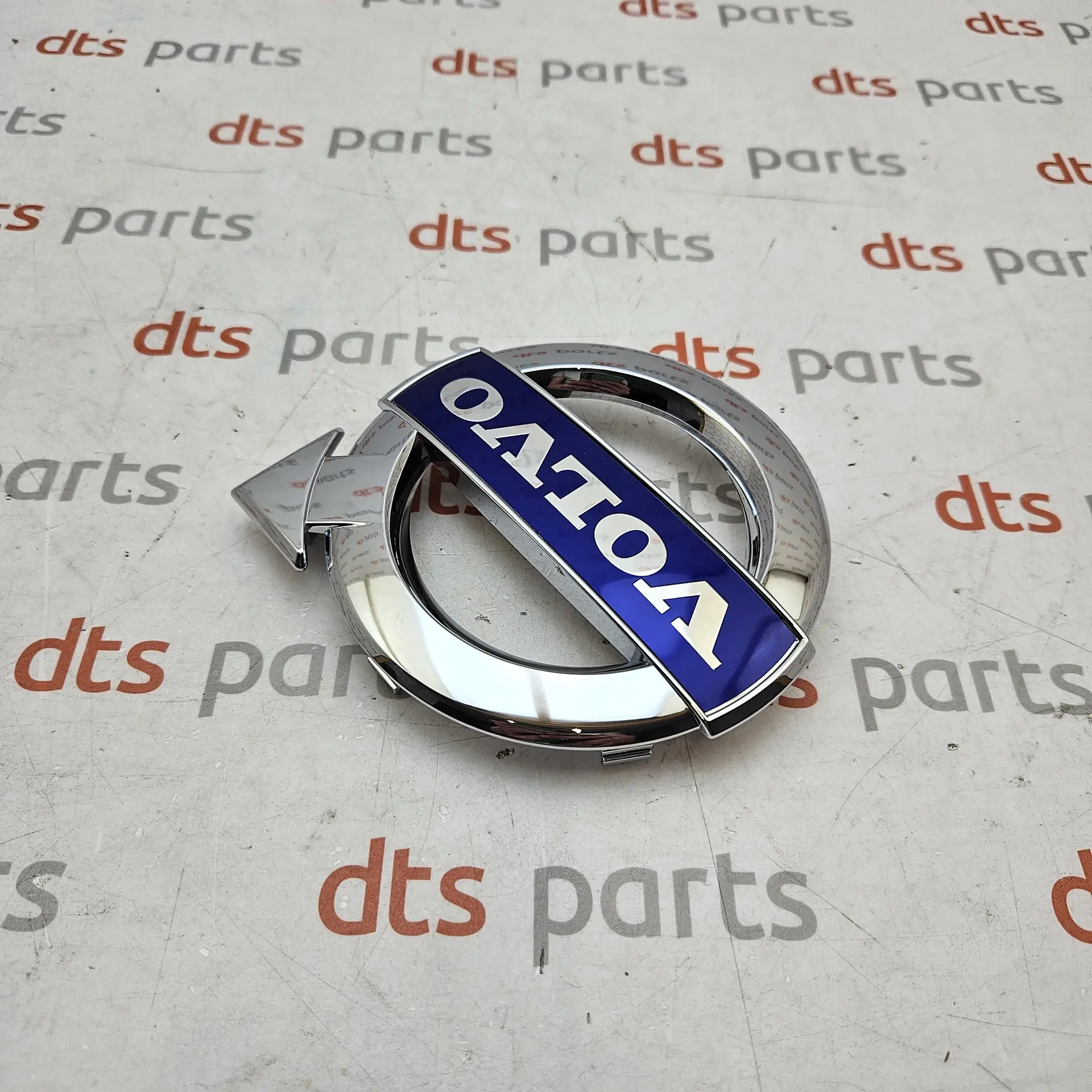 OEM Volvo 31383031 – Front radiator grille "Volvo" iron mark badge