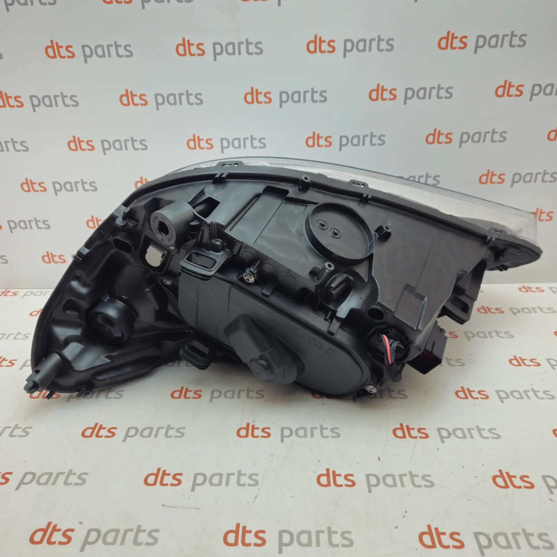 OEM Volvo 31383067 – Right headlight assembly (Halogen)
