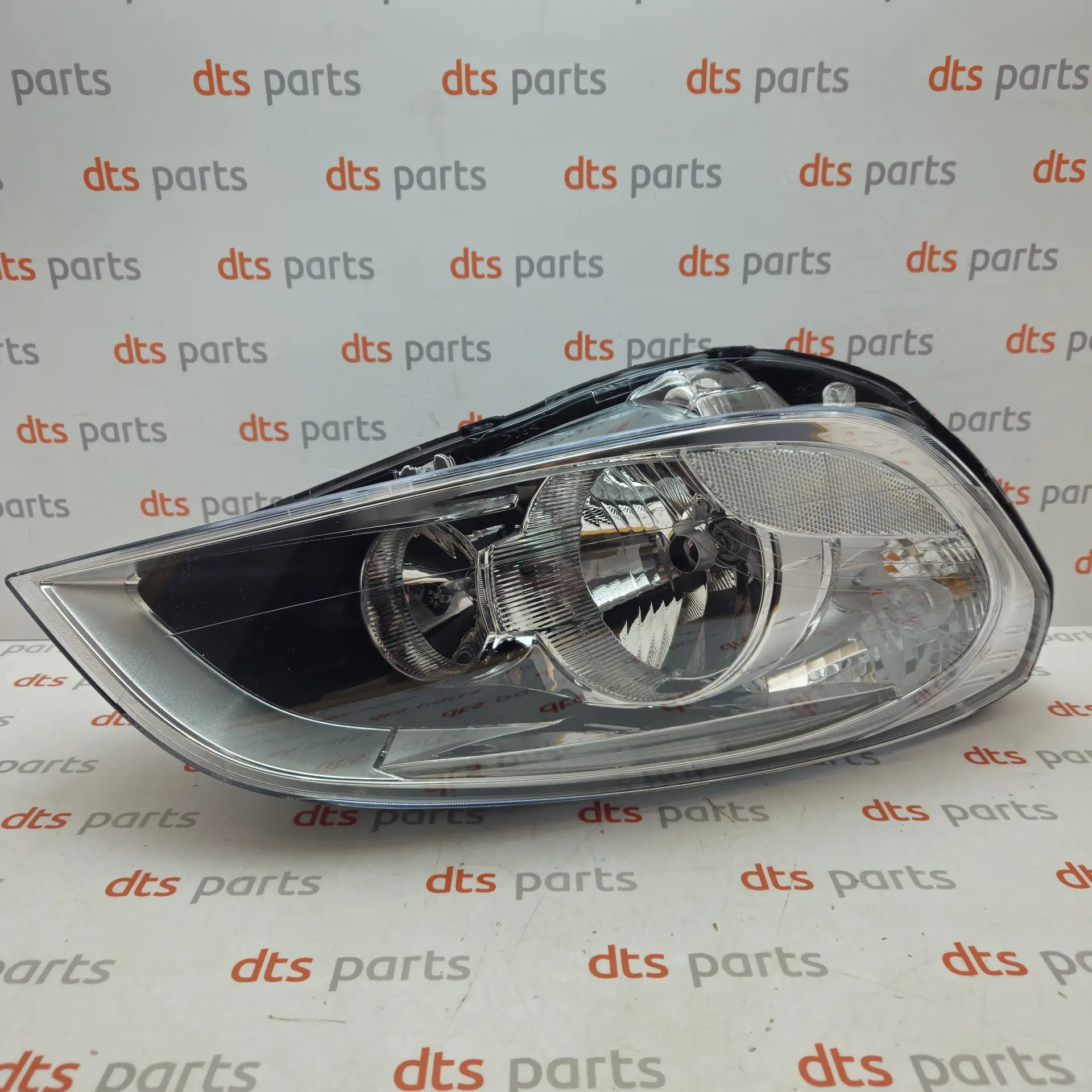 OEM Volvo 31383067 – Right headlight assembly (Halogen)