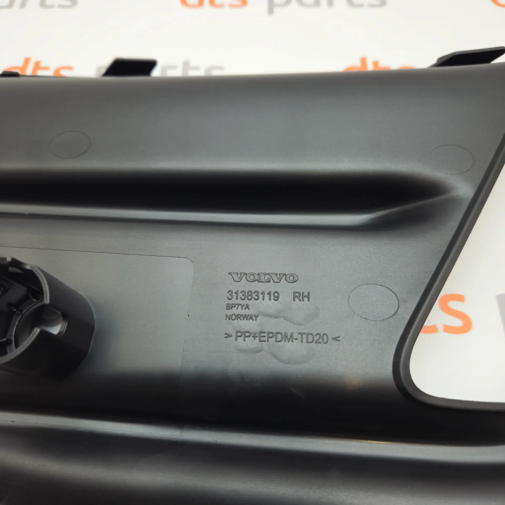 OEM Volvo 31383119 – Front right bumper molding