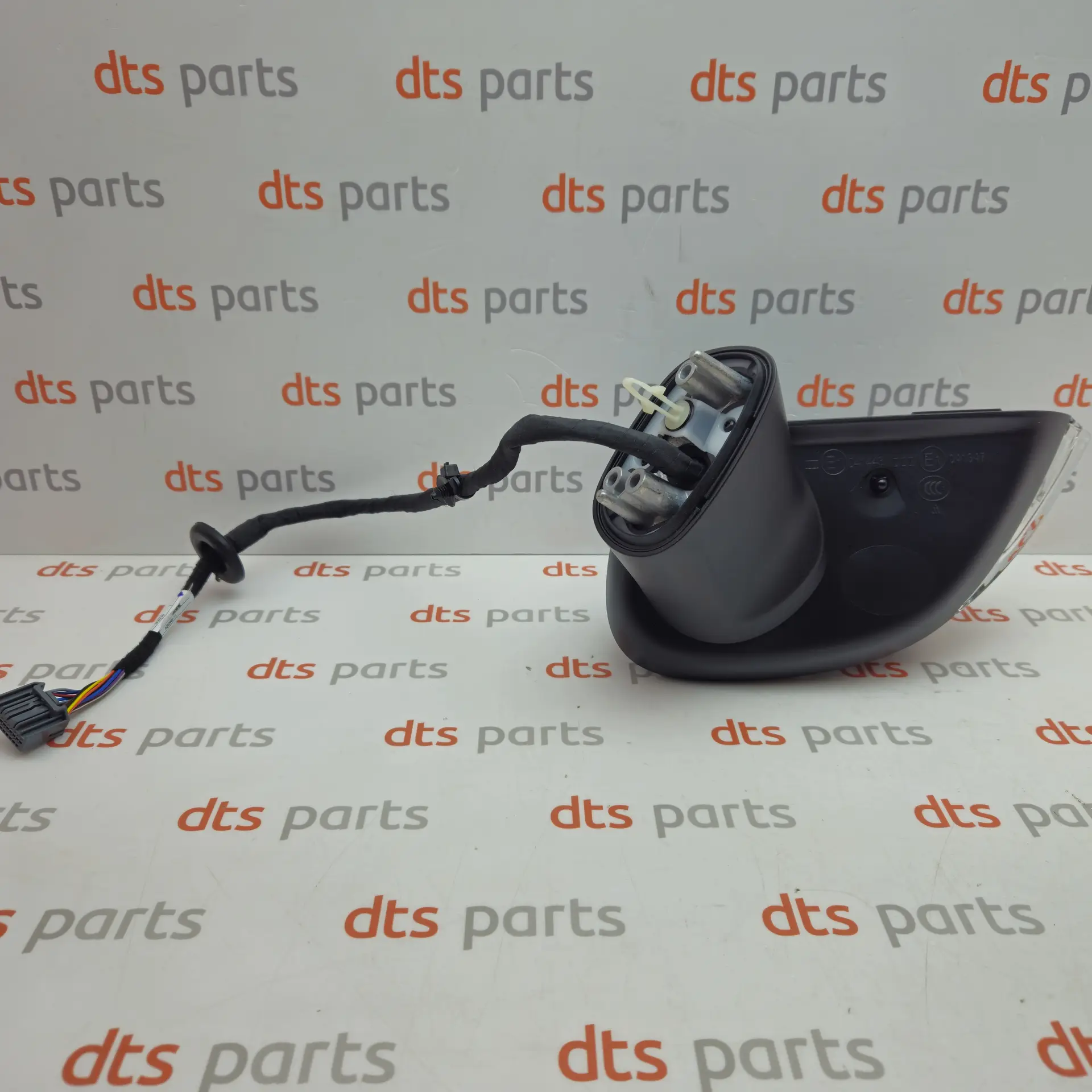 OEM Volvo 31385655 – Front right rear view mirror.