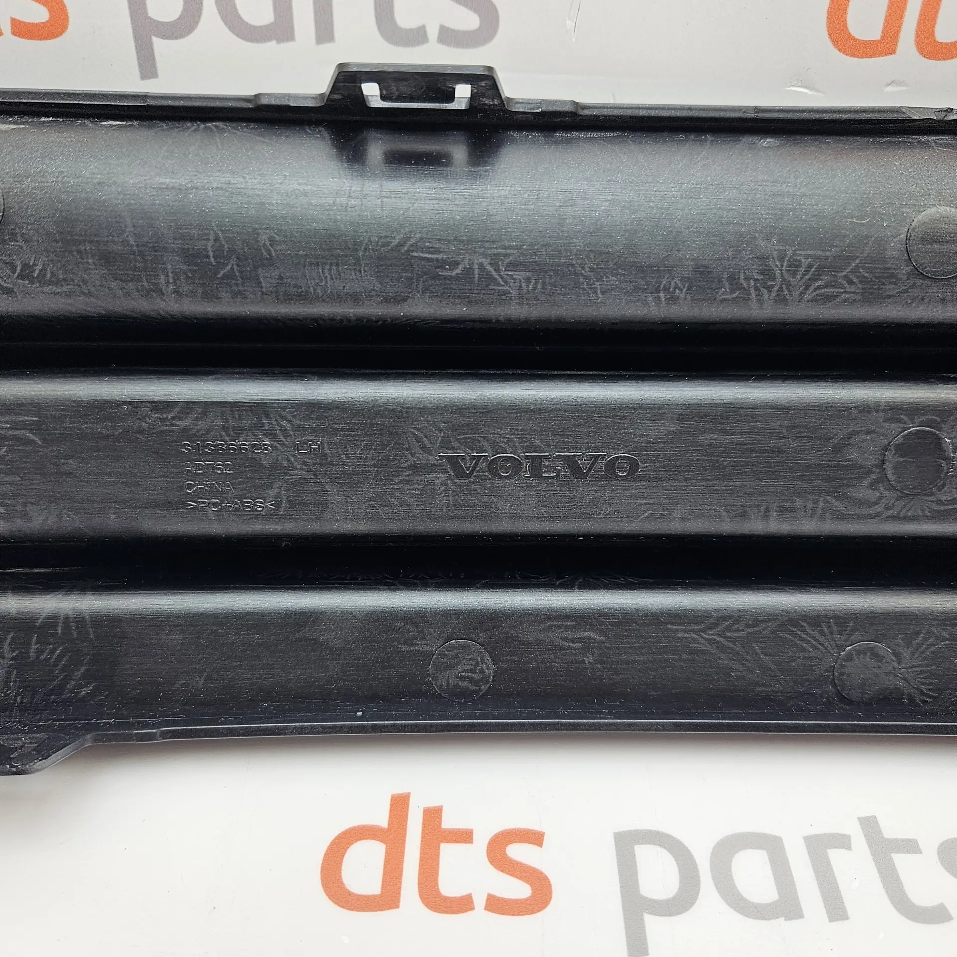 OEM Volvo 31386628 – Front fog light trim/grill