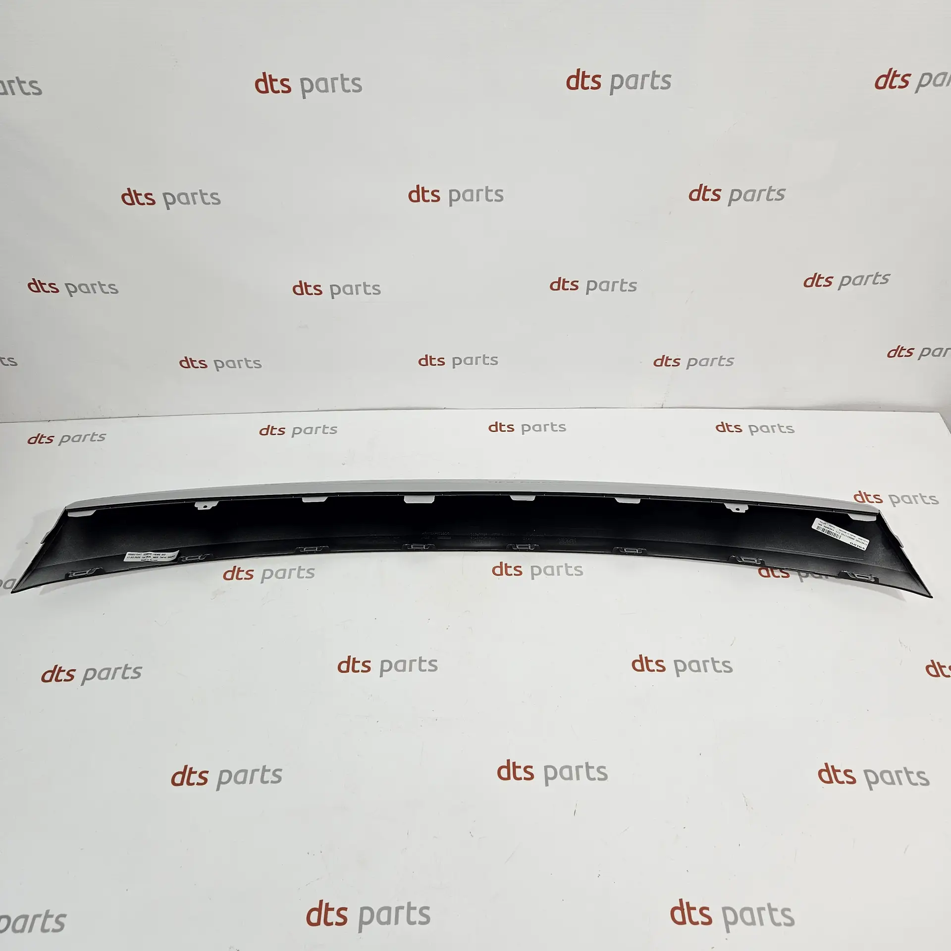 OEM Volvo 31407946 – Front bumper lower decorative lip moulding trim