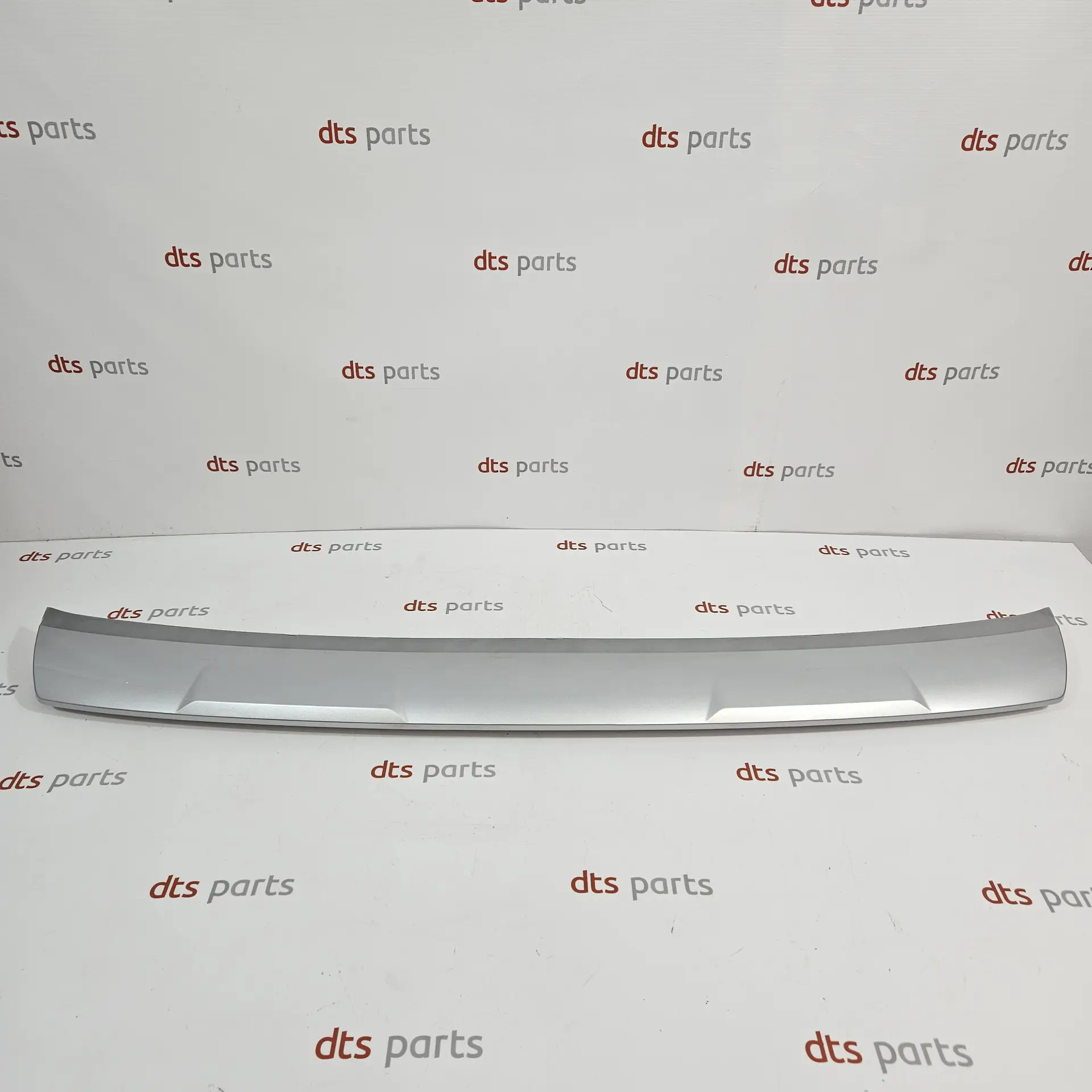 OEM Volvo 31407946 – Front bumper lower decorative lip moulding trim