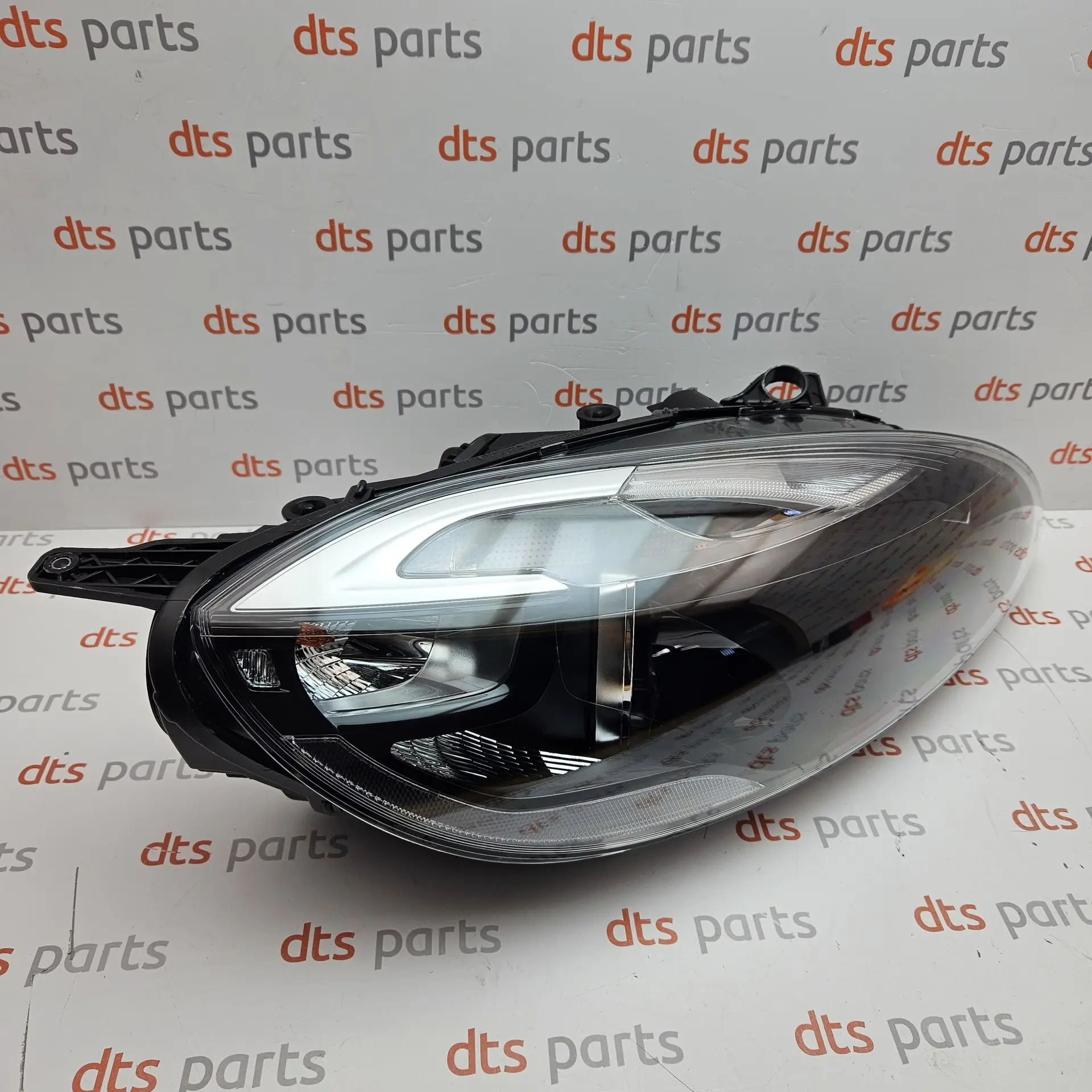 OEM Volvo 31420004 – Front right headlight