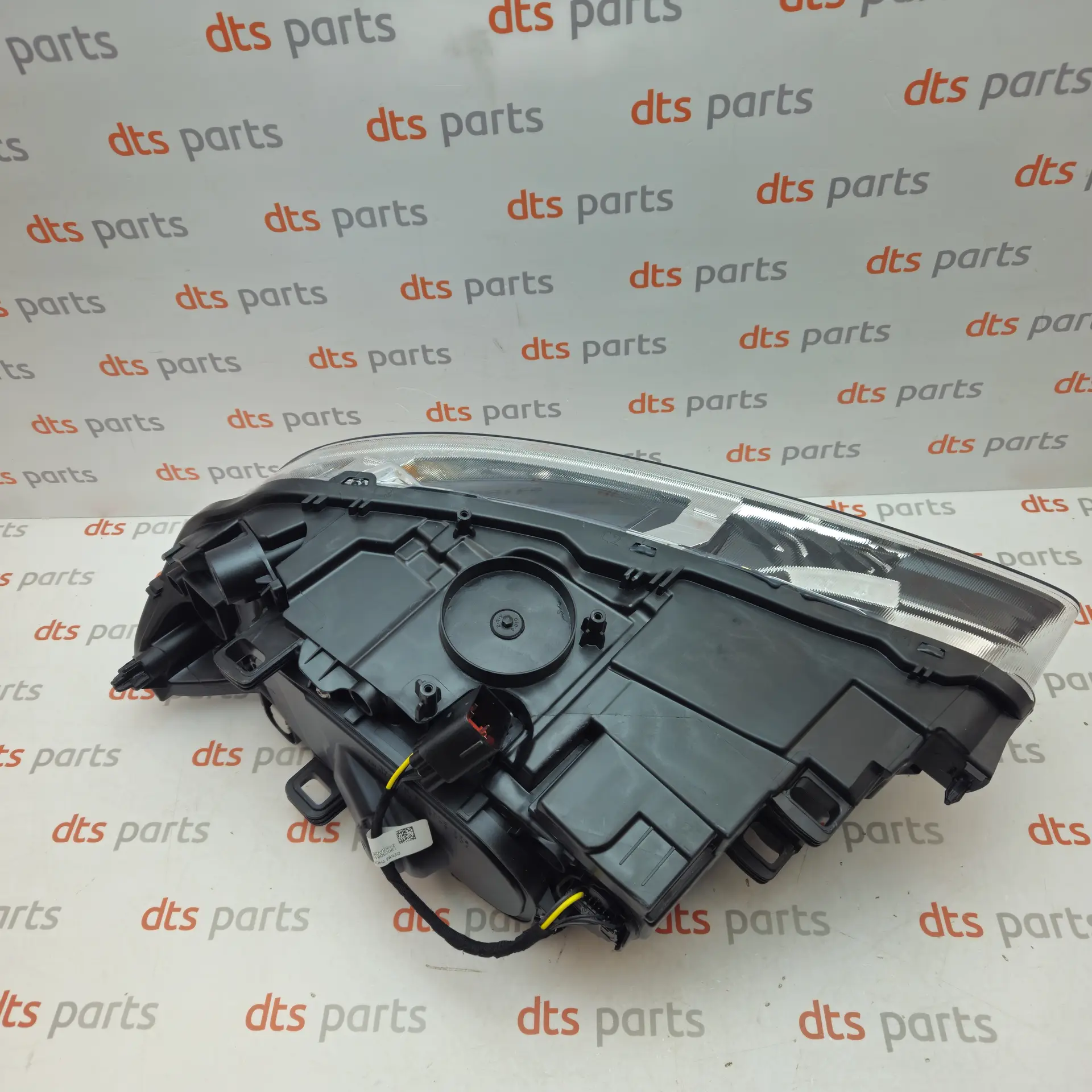 OEM Volvo 31420288 – Right front halogen headlight assembly