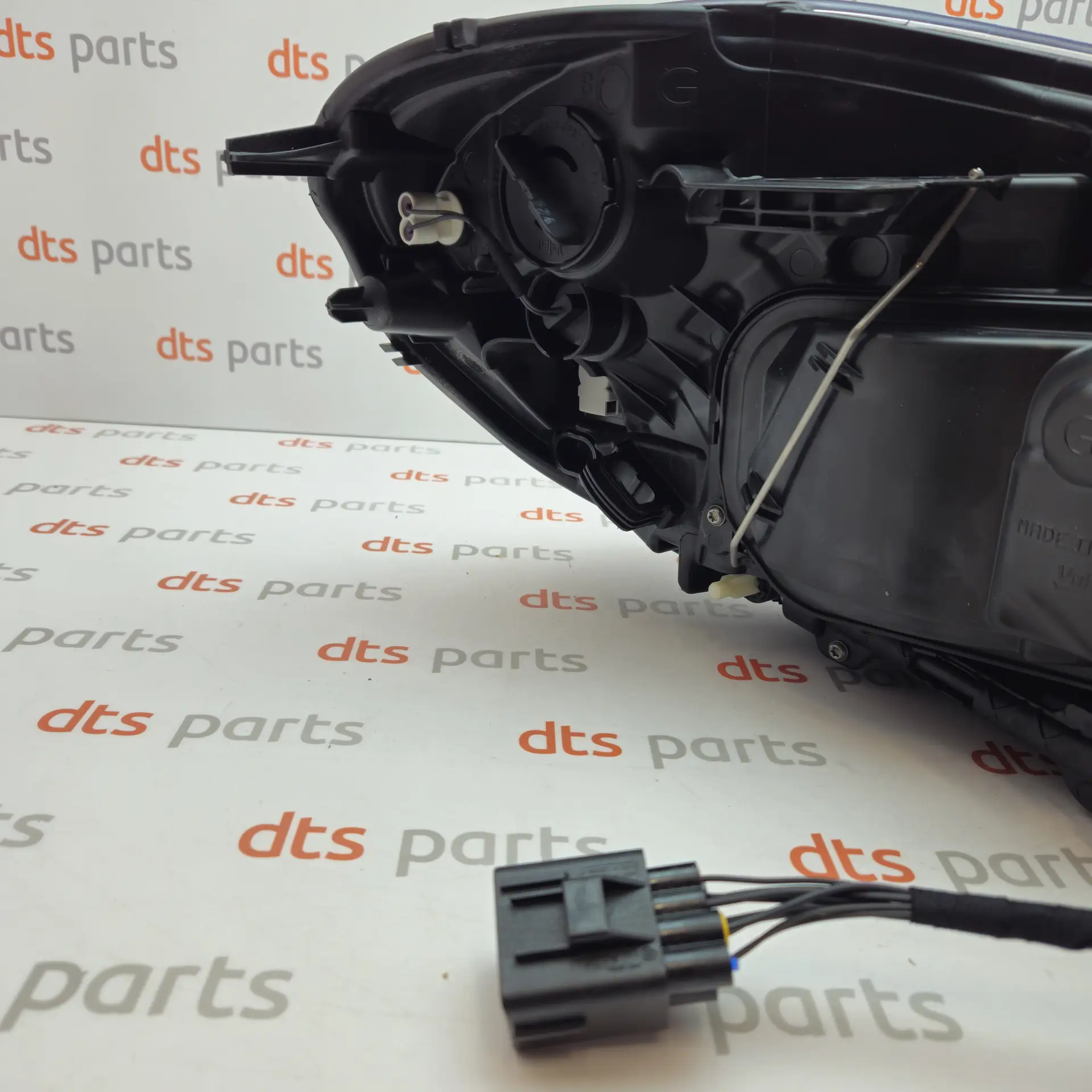 OEM Volvo 31420679 – Front left Xenon headlight