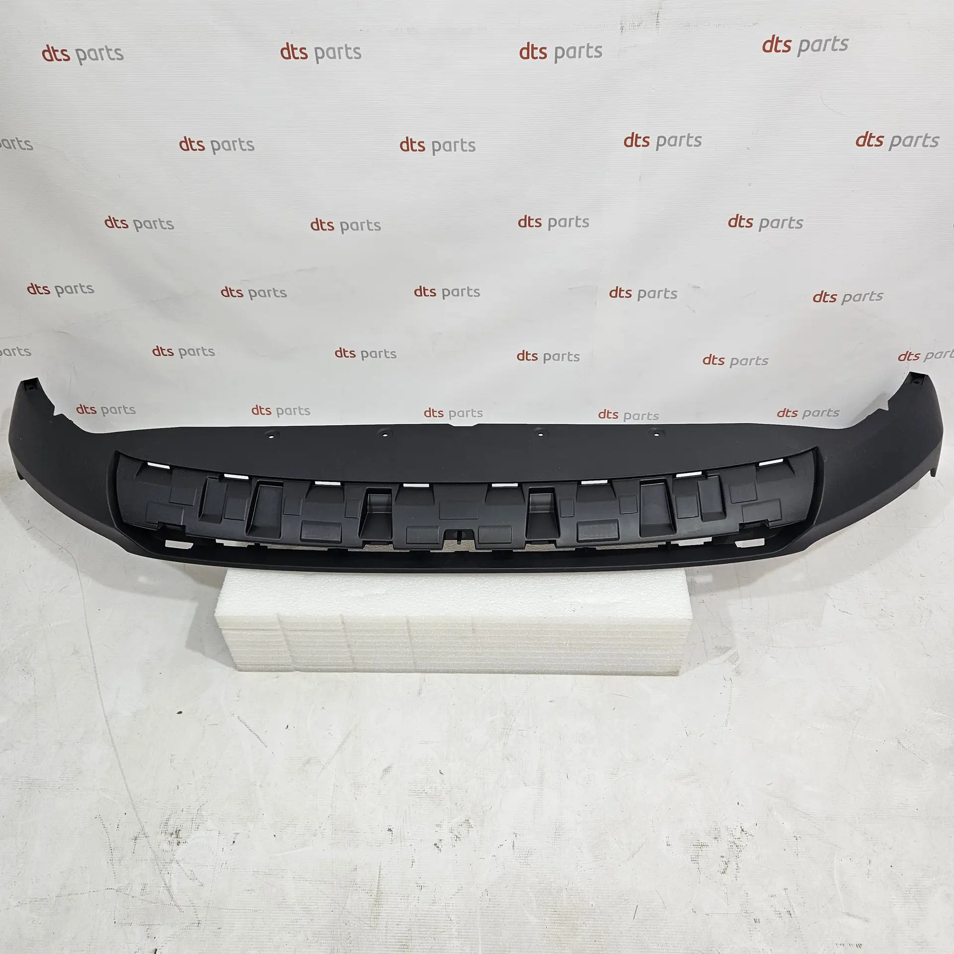 OEM Volvo 31449340 – Front bumper lower central grille