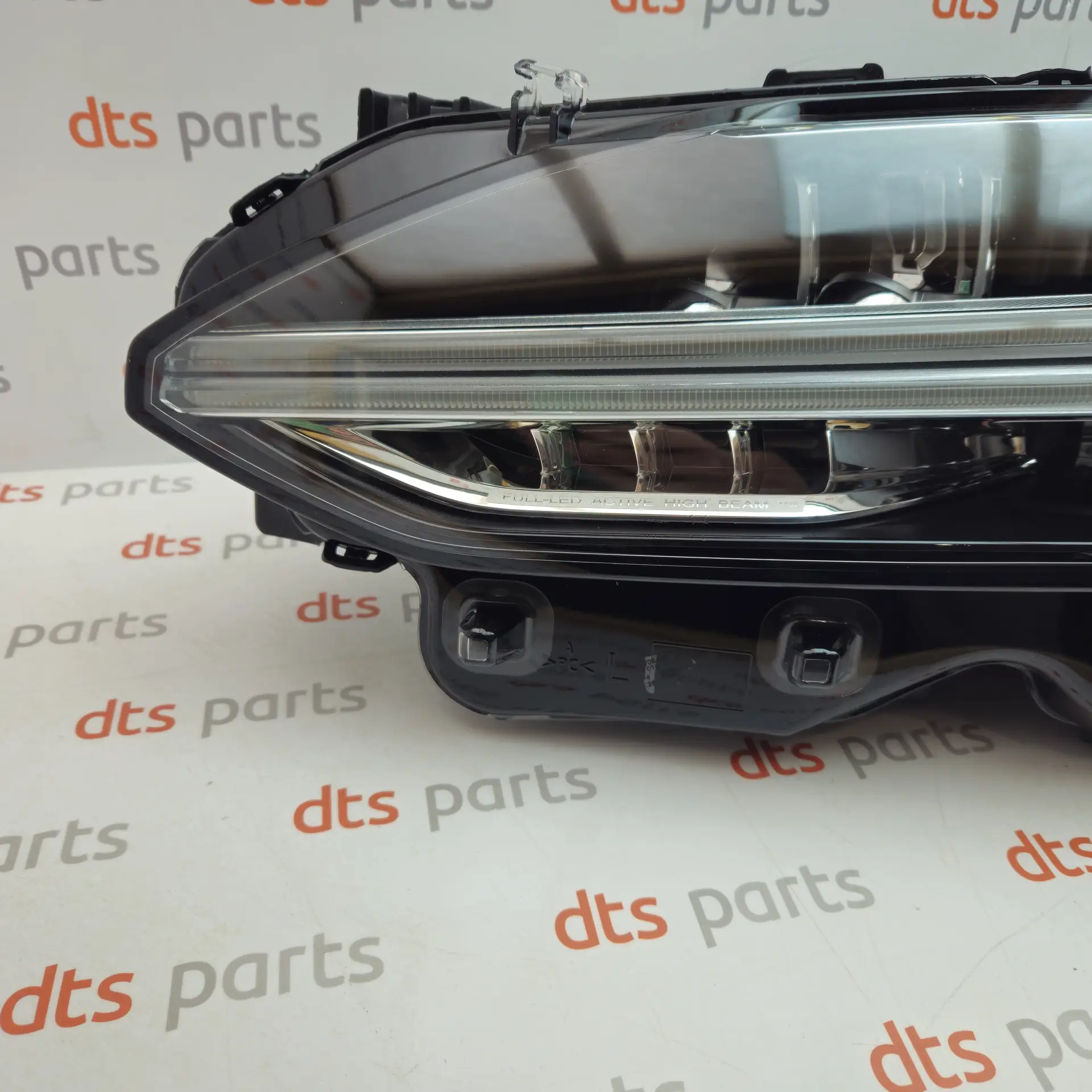 OEM Volvo 31655740 – Left headlight