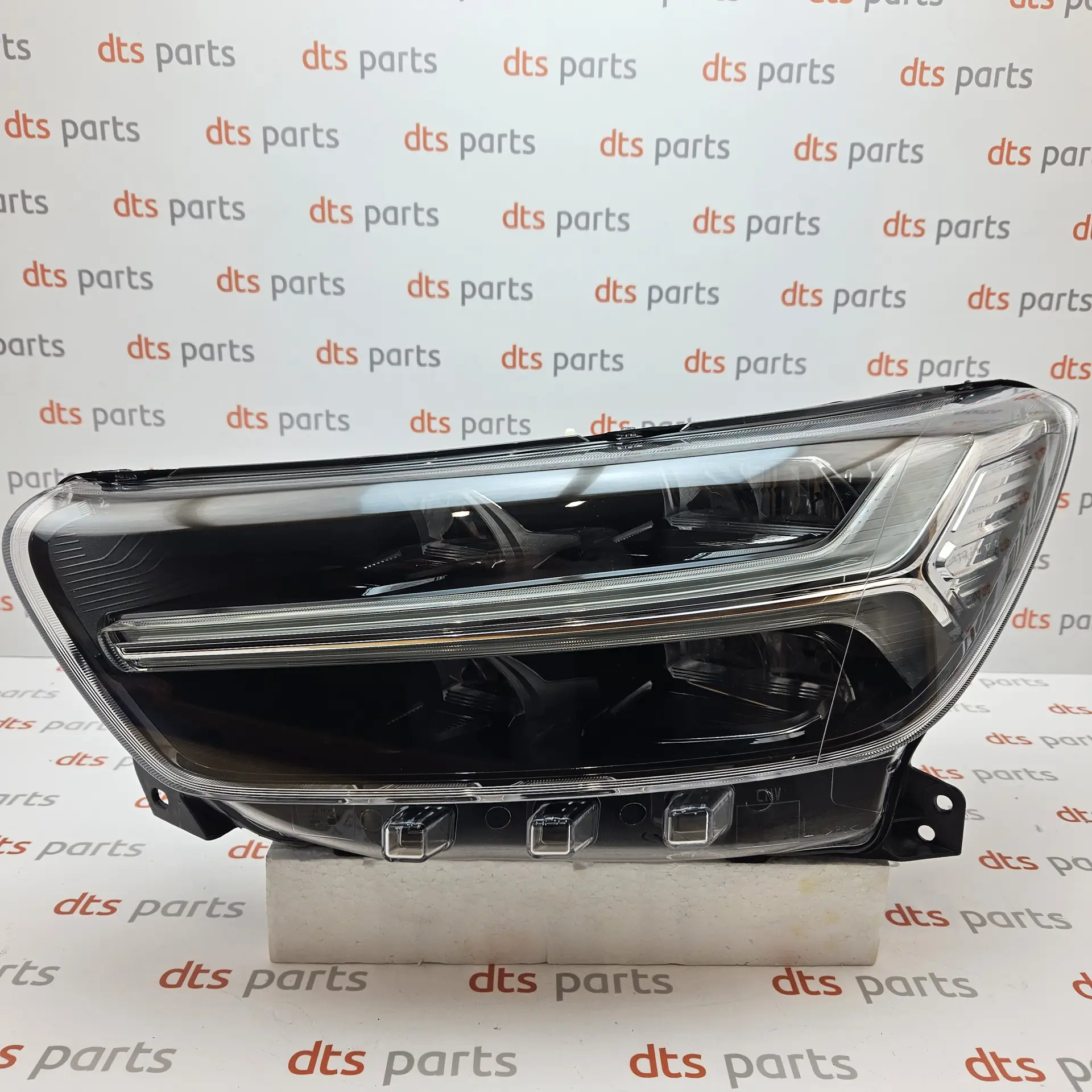 OEM Volvo 31655989 – Front left LED healight