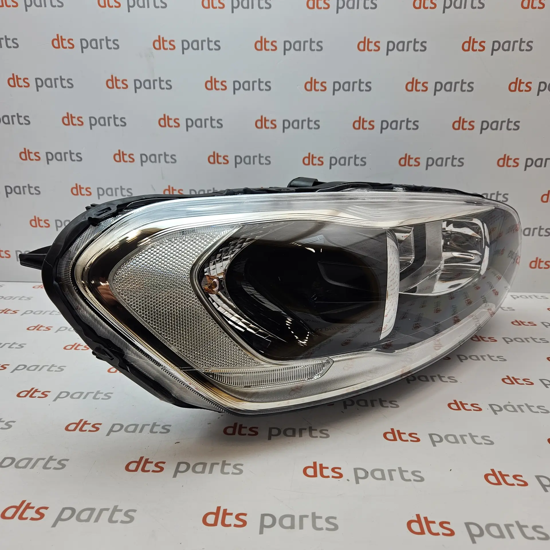 OEM Volvo 31698809 – Front right headlight