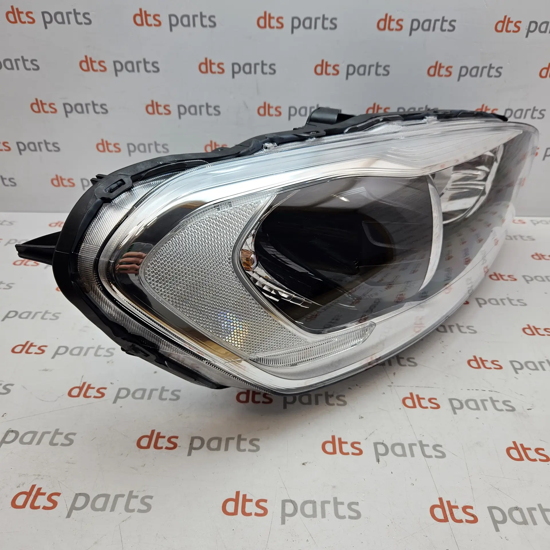 OEM Volvo 31698813 – Front headlight assembly right-hand side