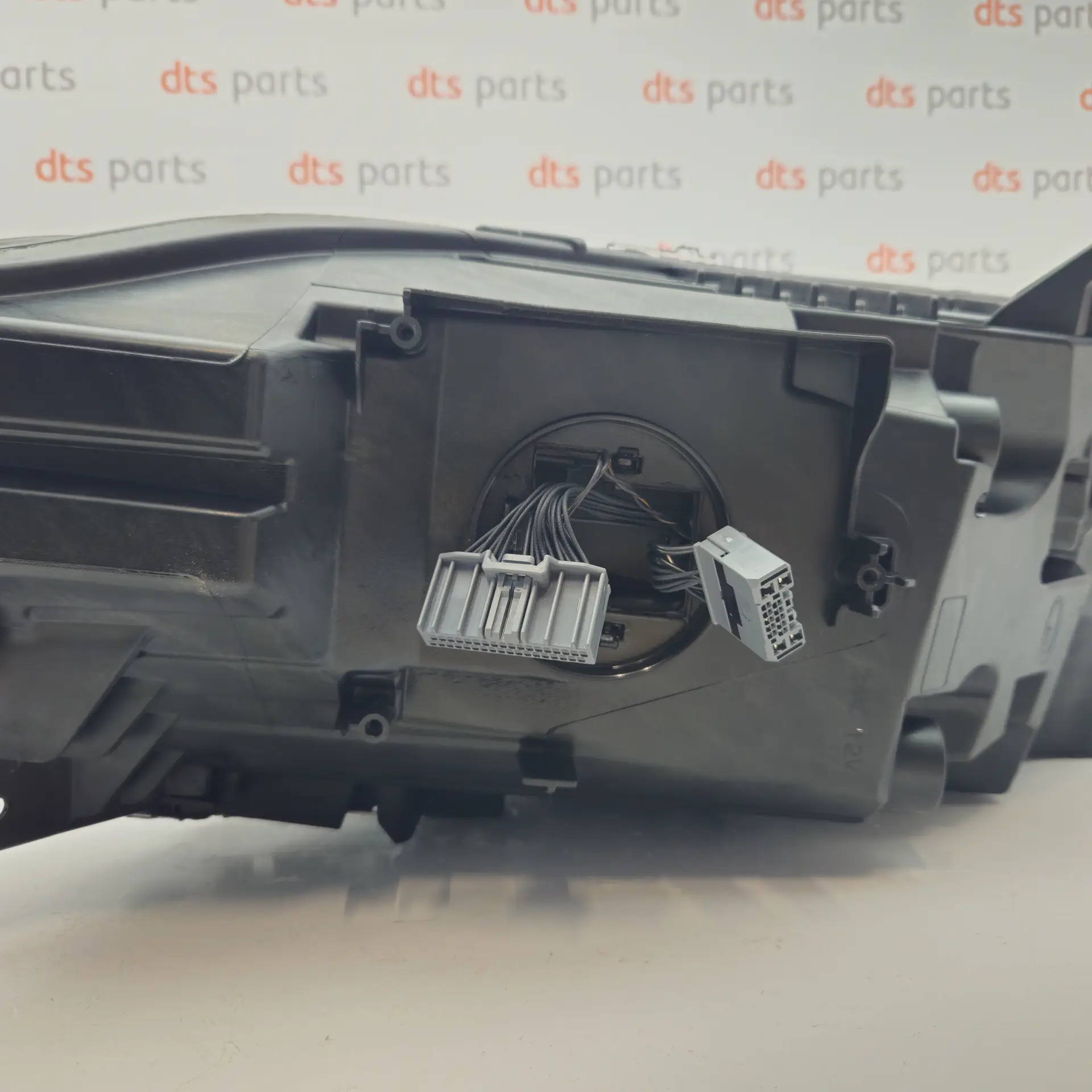 OEM Volvo 32133553 – Front right LED headlight
