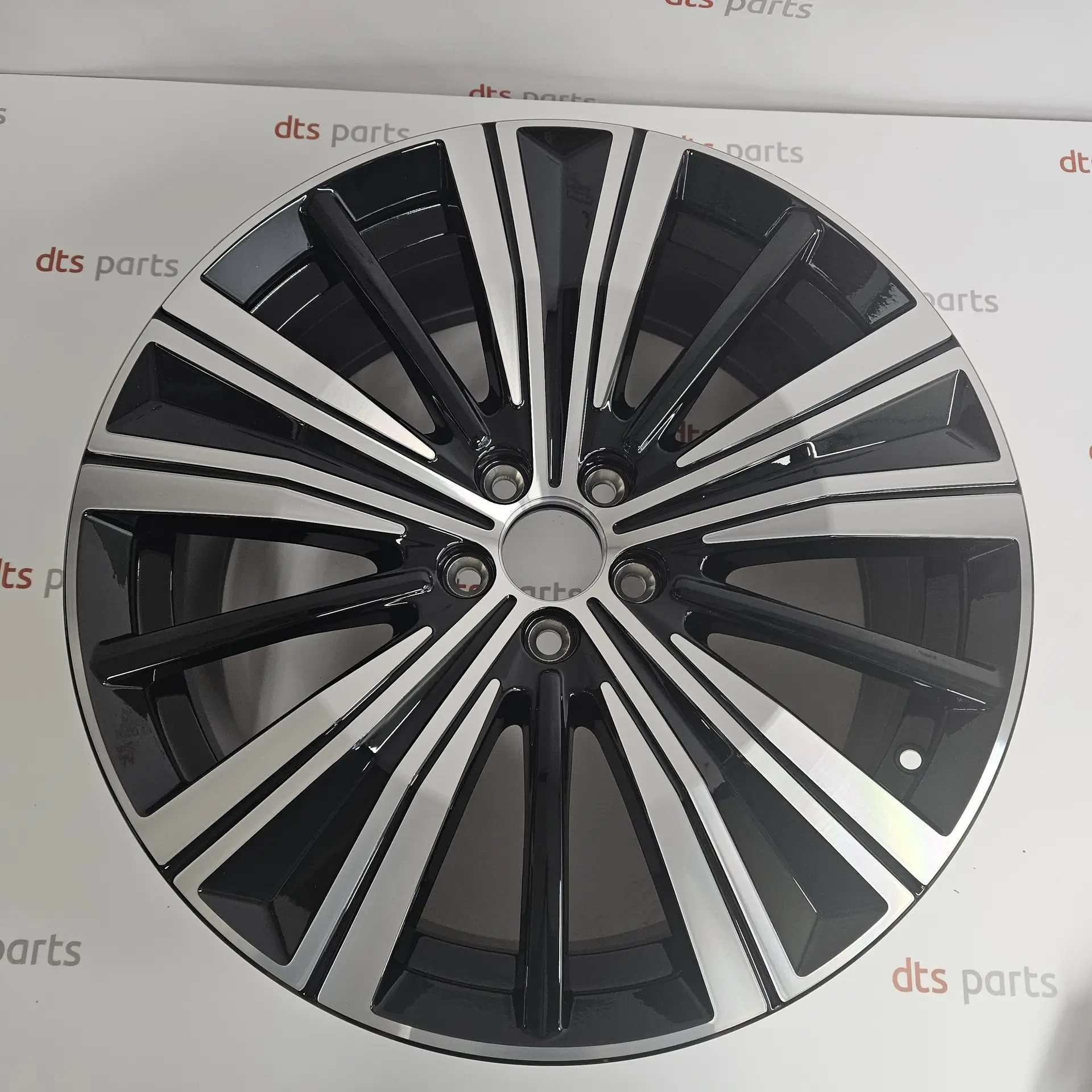 OEM Volvo 32134532 – Wheel (20", 8x20", Black, Colour code: 019, Aluminum)