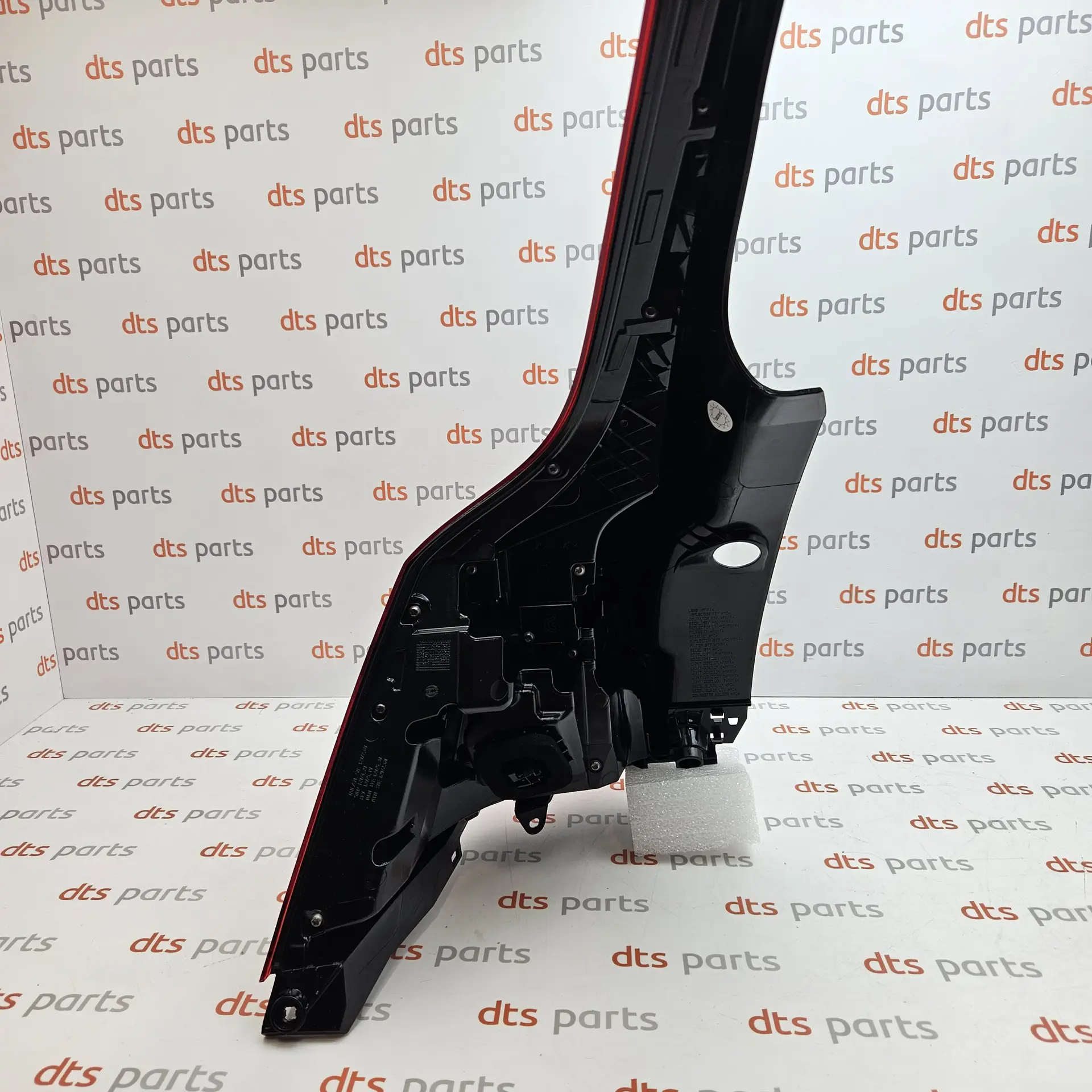 OEM Volvo 32228915 – Right tail light