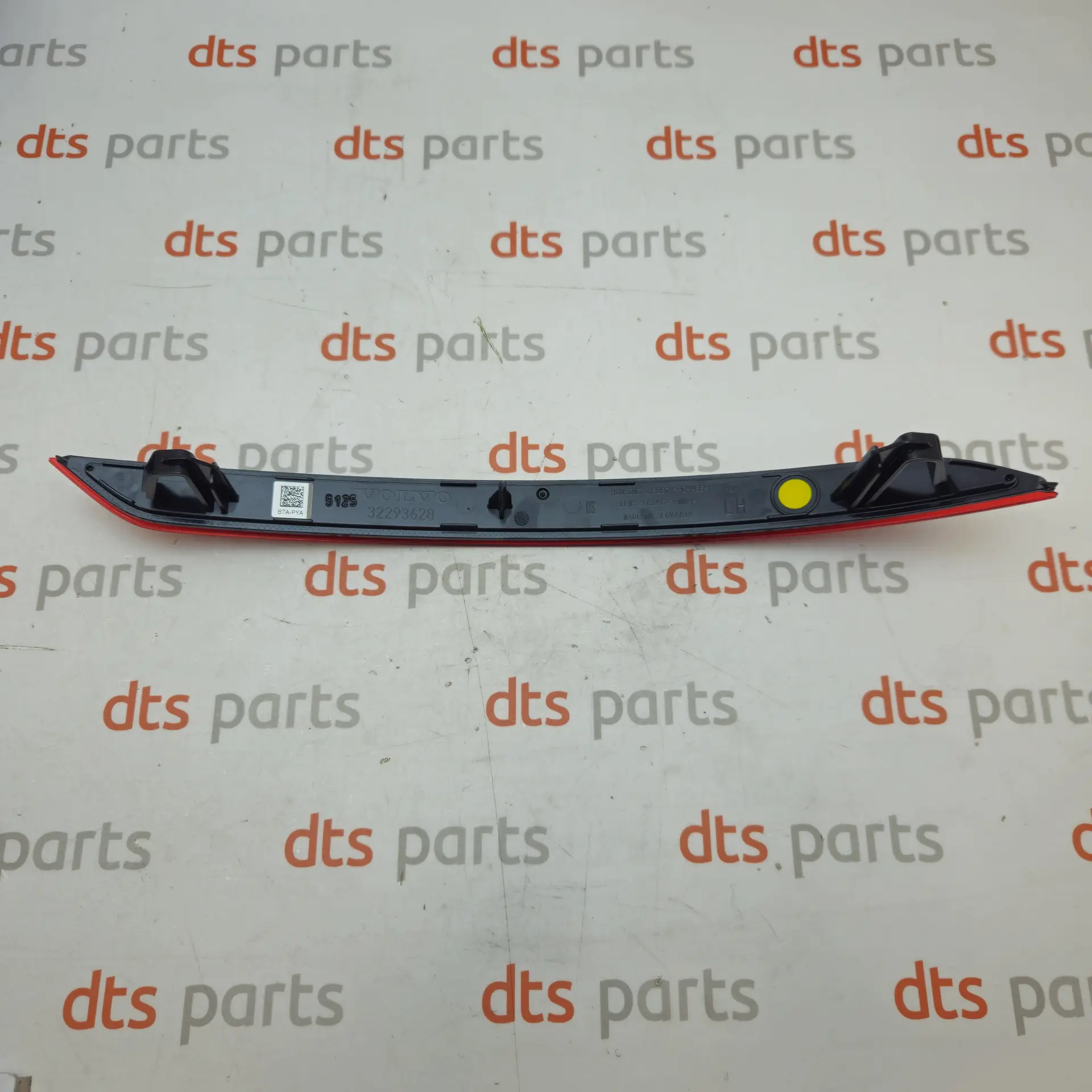 OEM Volvo 32293628 – Rear left side bumper reflector panel