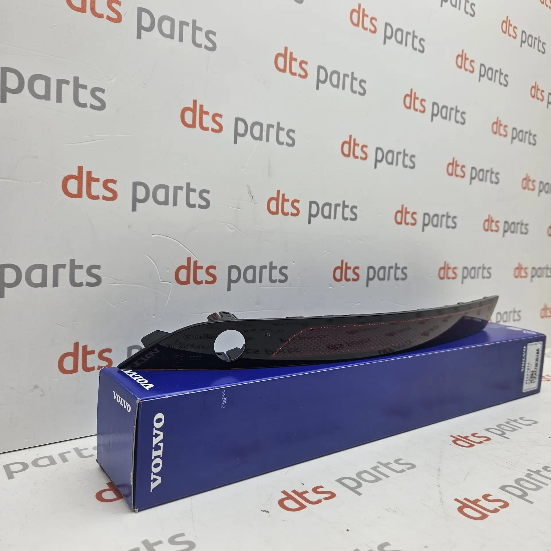 OEM Volvo 32337874 – Rear bumper left side deflector