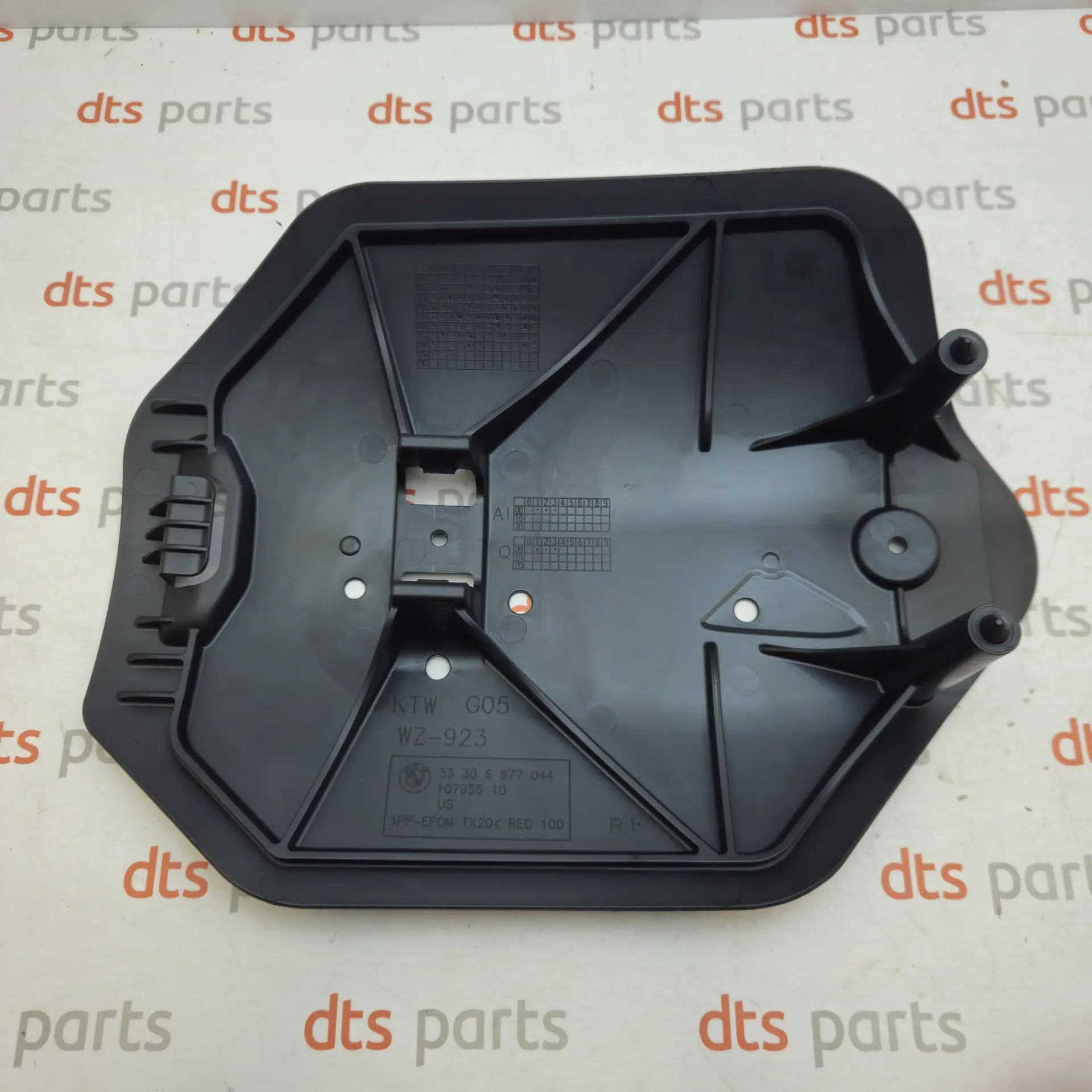OEM BMW 33306877044 – Rear suspension lower control arm aero cover panel