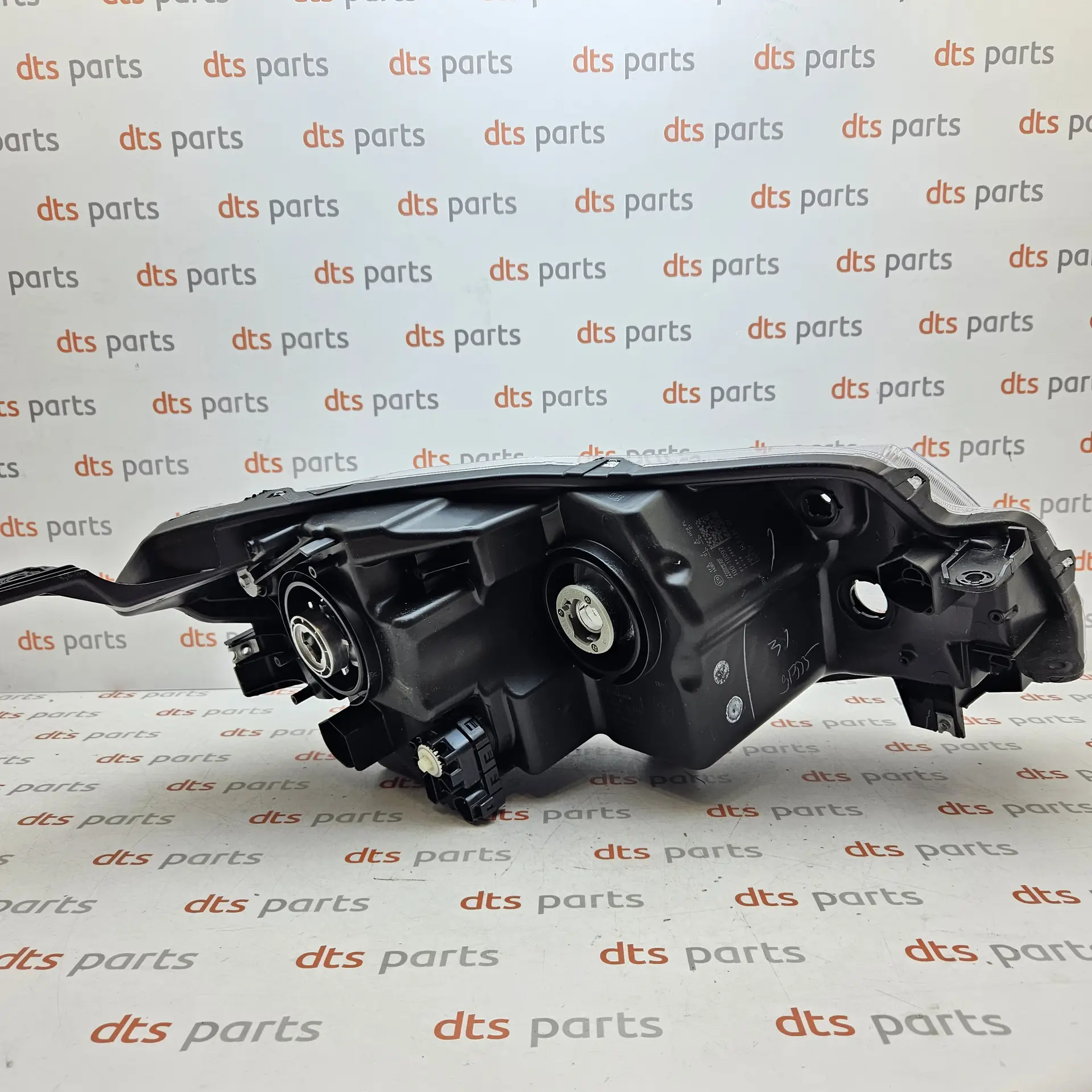 OEM Suzuki 3532054P00 – Left front halogen headlight assembly