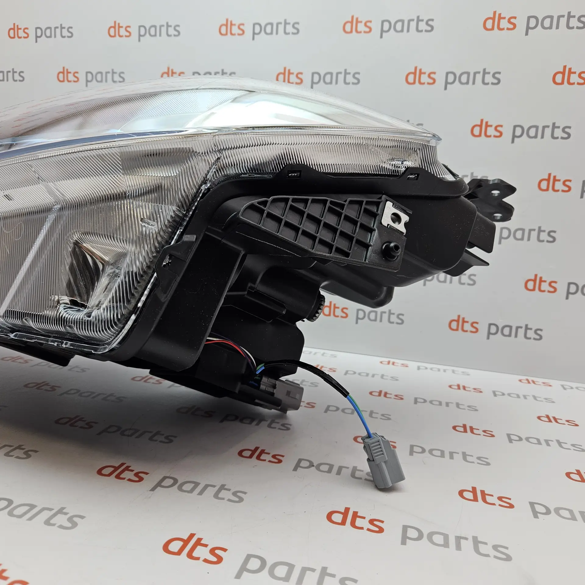 OEM Suzuki 3532074S00 – Front left LED headlight