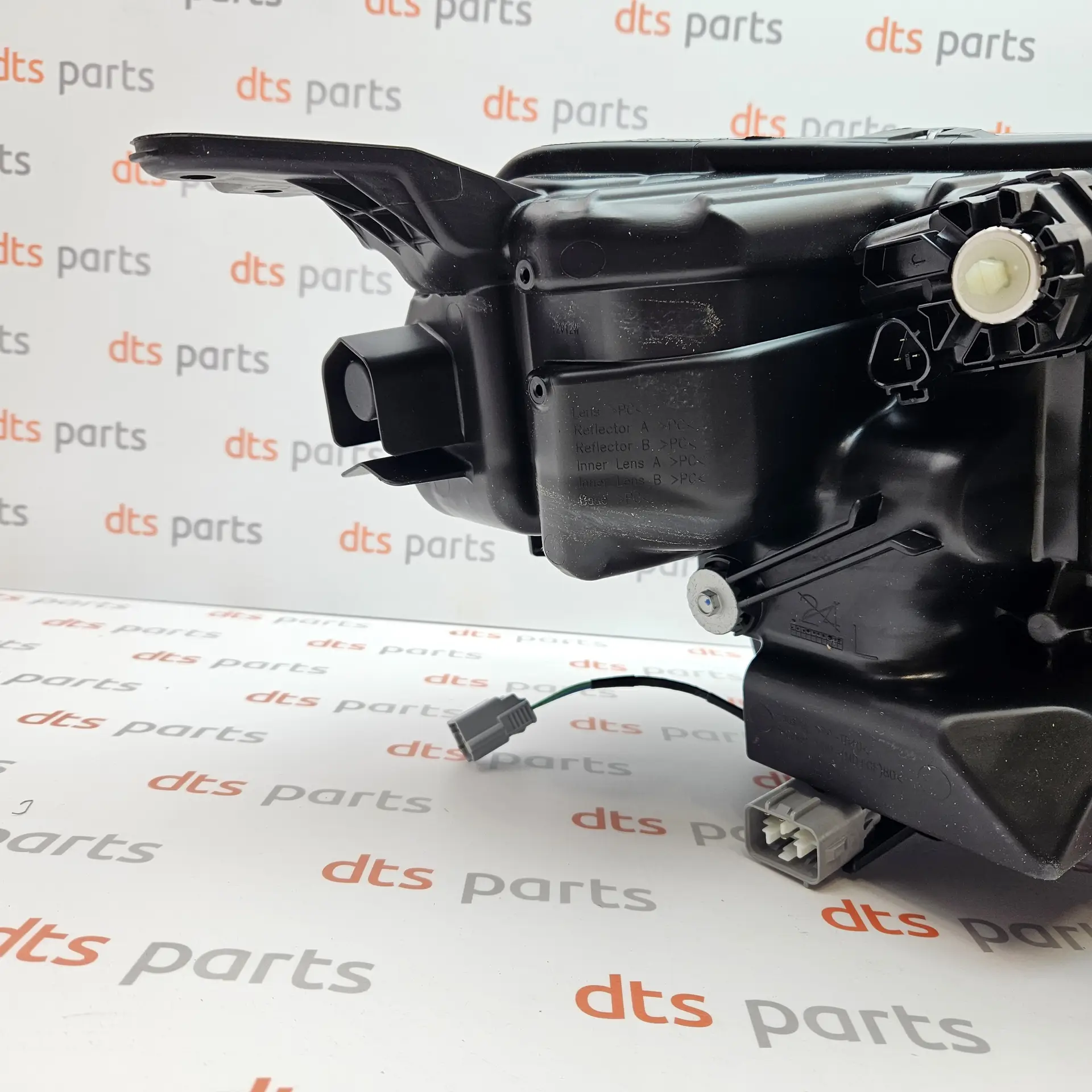 OEM Suzuki 3532074S00 – Front left LED headlight