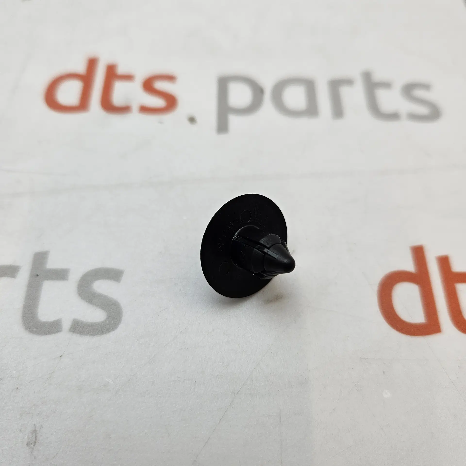 OEM Volvo 3541113 – Multi-purpose push-type trim expansion rivet