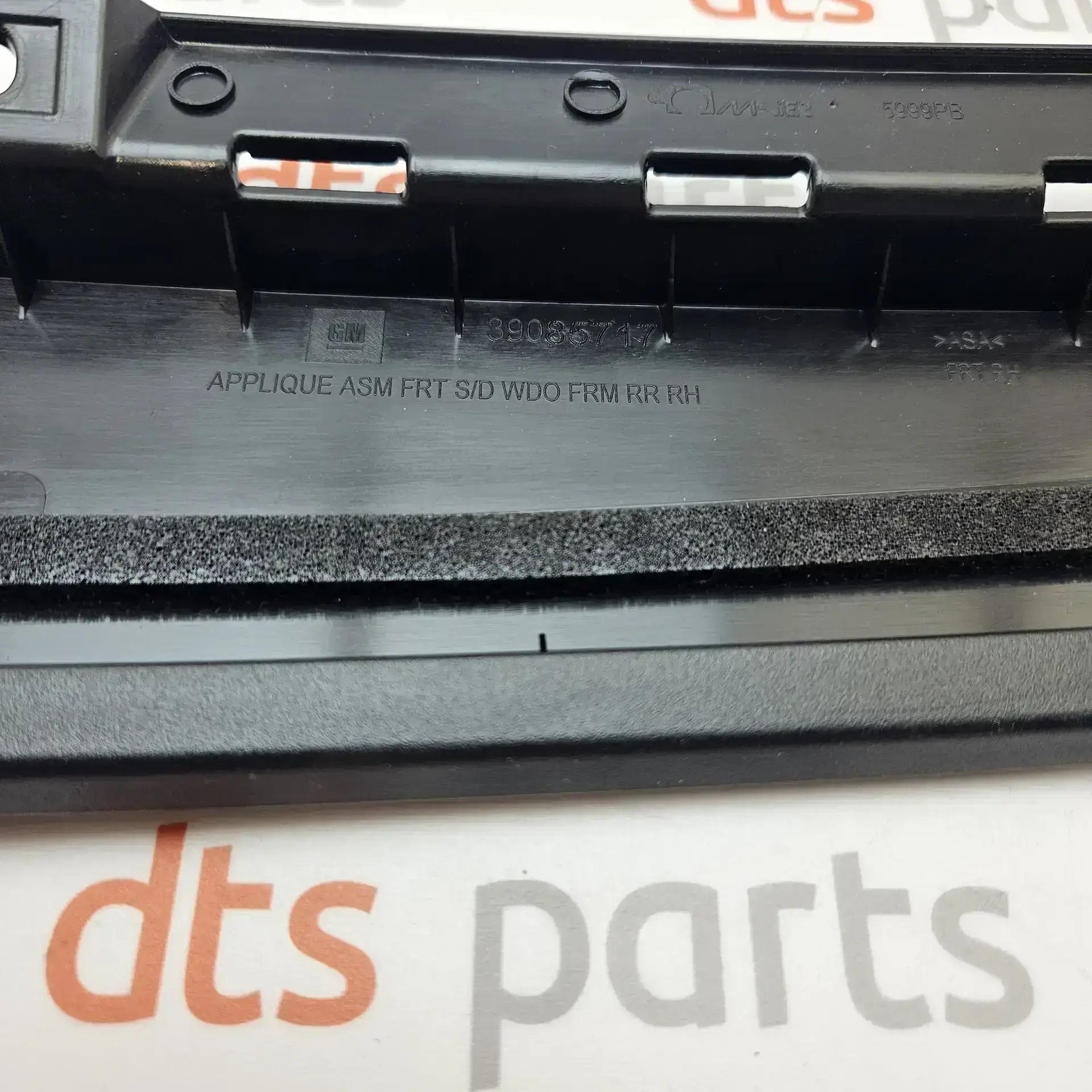 OEM PSA 39085717 – Front Door Exterior Trim