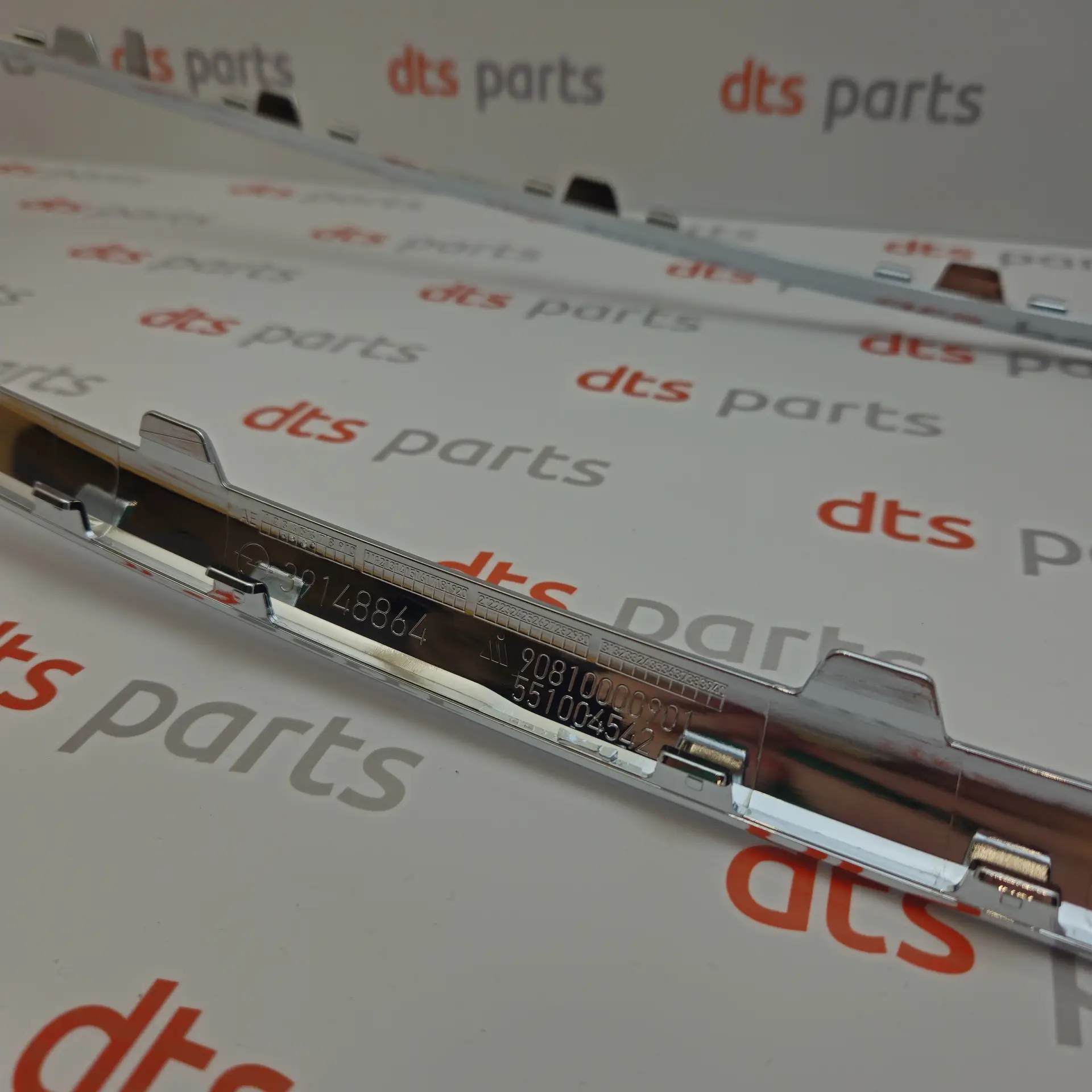 OEM Opel 39200650 – Front grille chrome molding