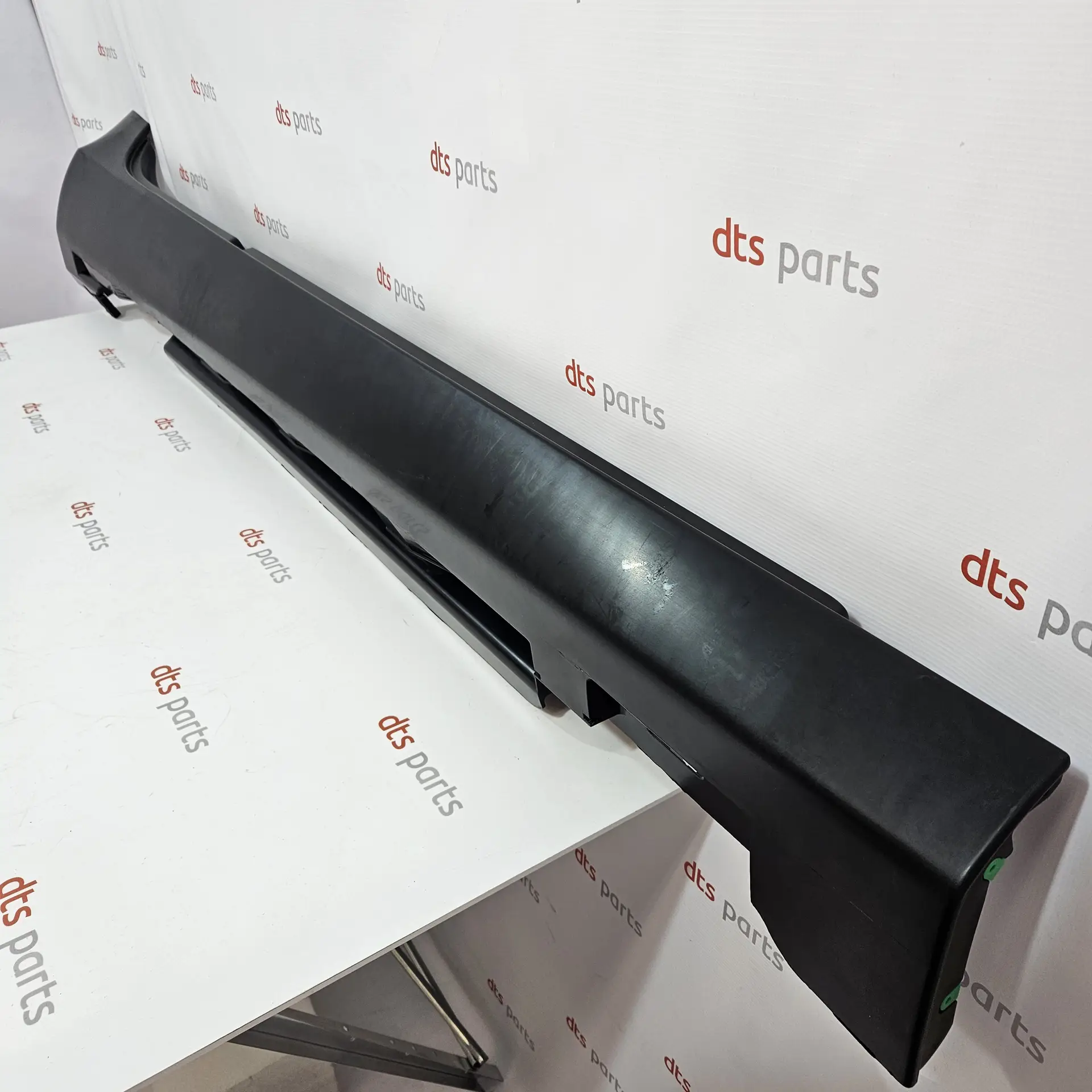 OEM Volvo 39834378 – Side skirt, right