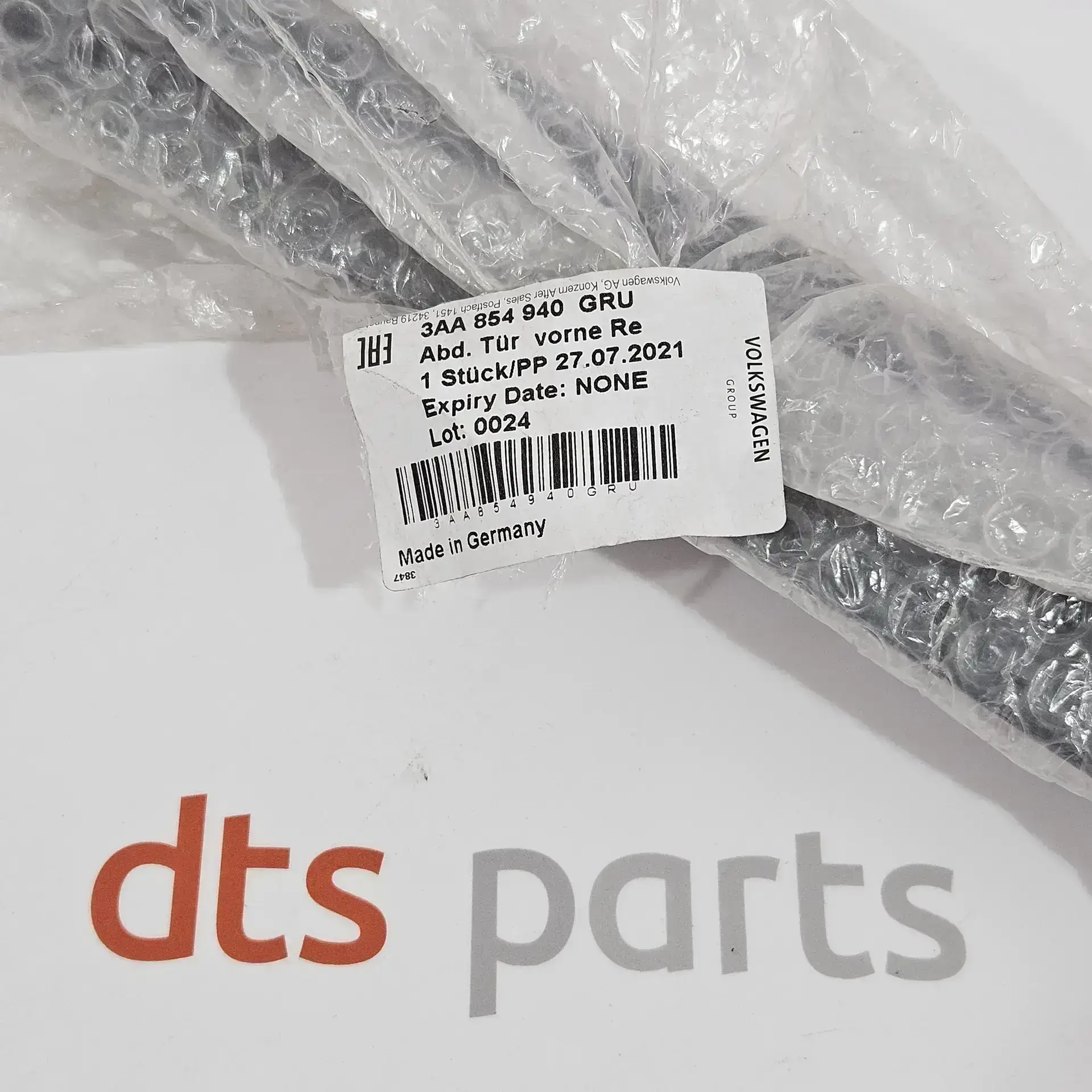 OEM VAG 3AA854940GRU – Front right trim strip