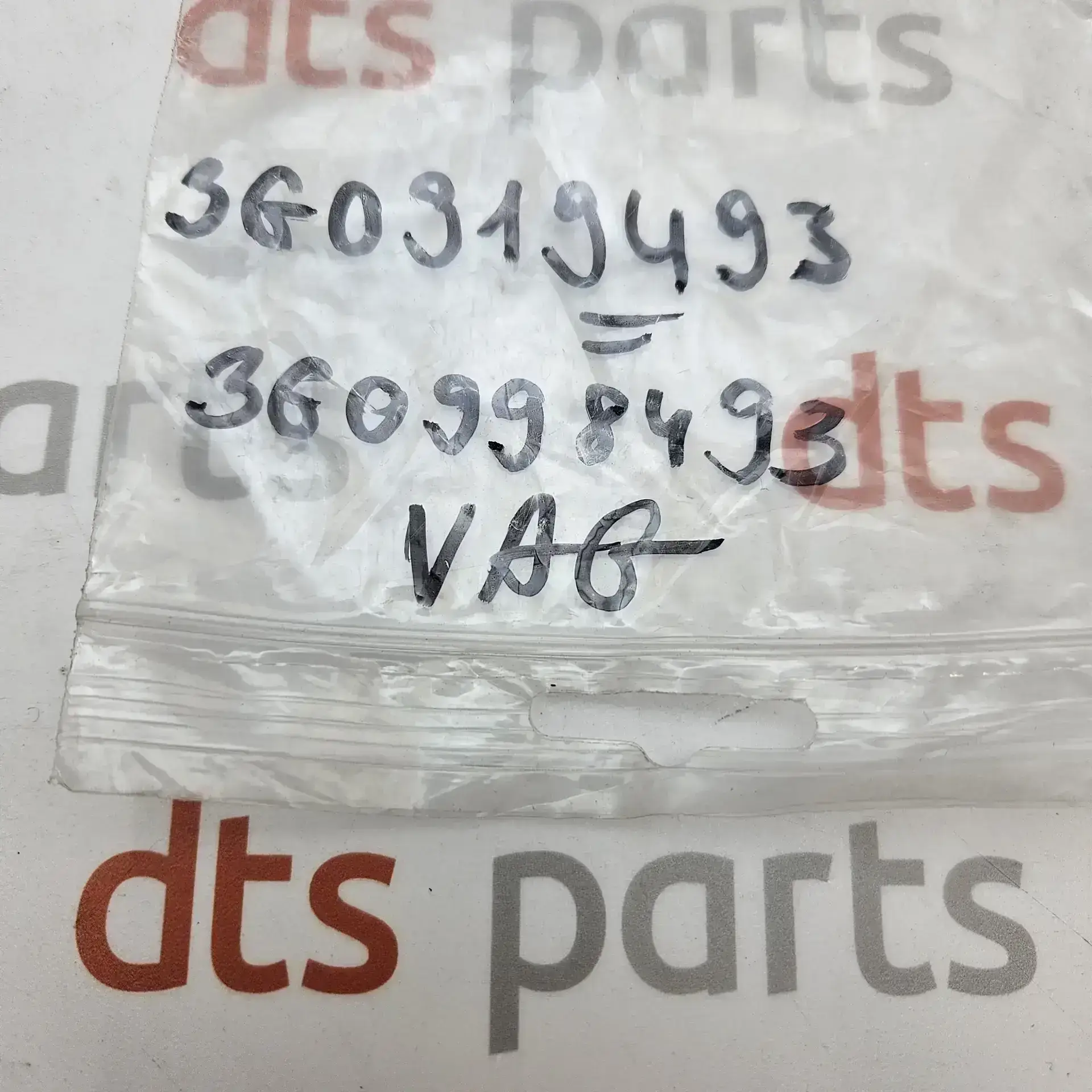 OEM VAG 3G0998493 – Front Bumper PDC Sensor Set