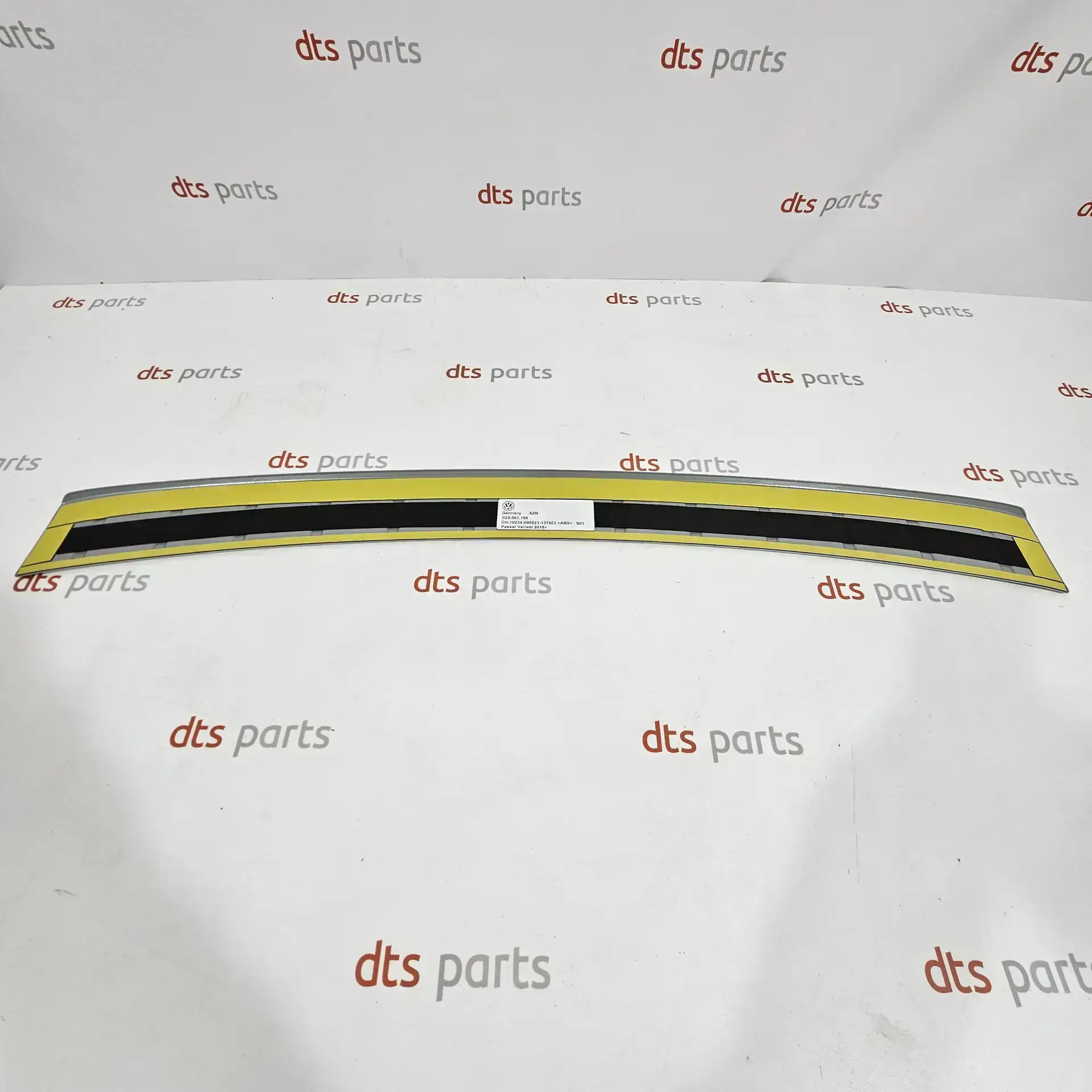 OEM VAG 3G9061195 – Rear bumper protection stainless steel moulding