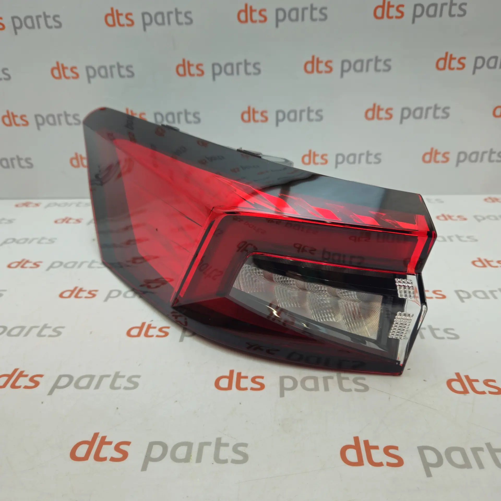 OEM Skoda 3P0945095 – Left rear lamp Škoda Superb 4