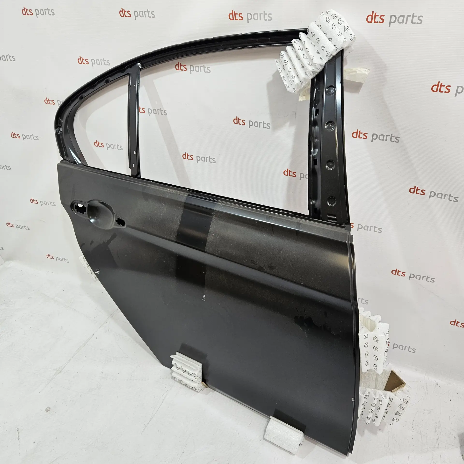 OEM BMW 41009628762 – Right rear door