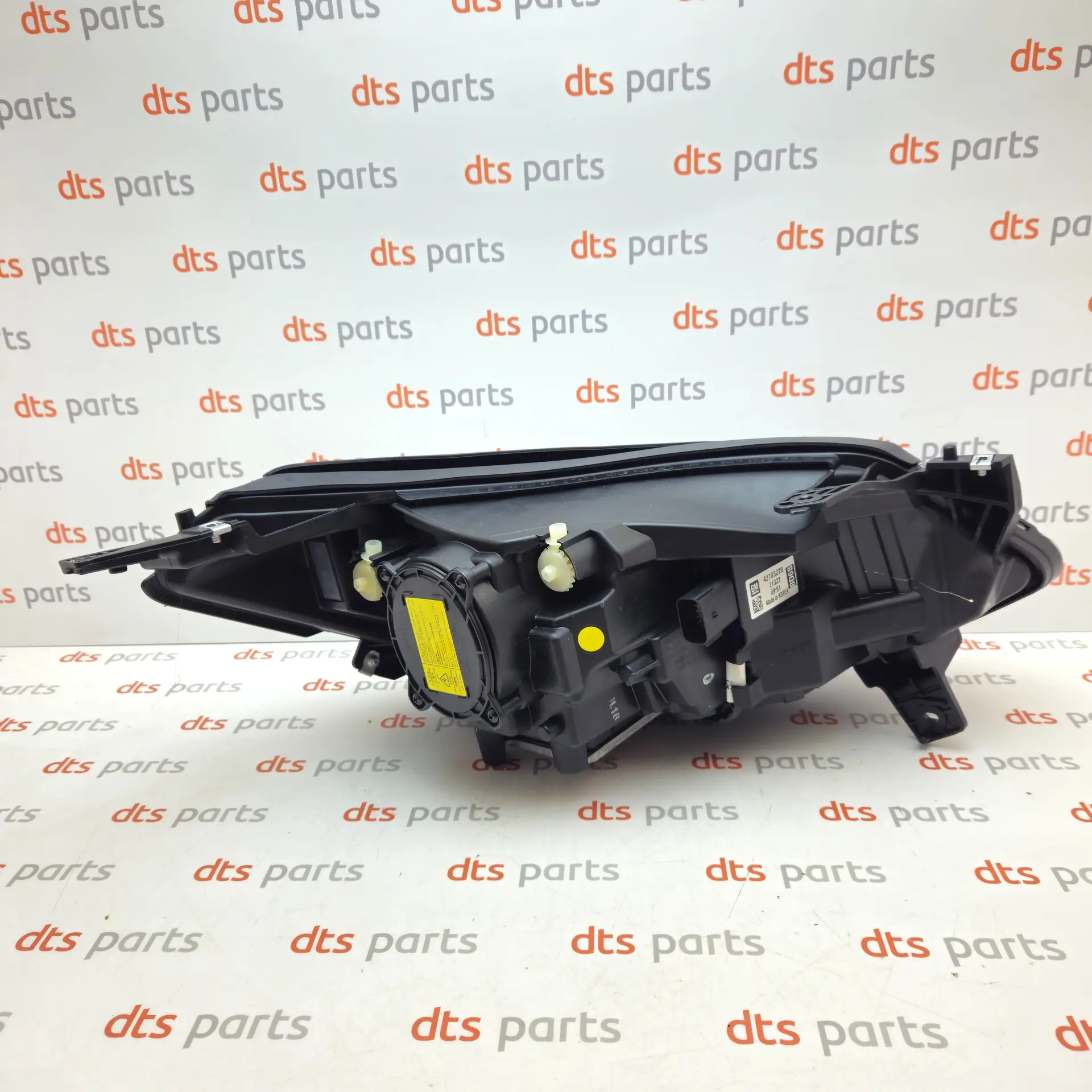 OEM GM 42703228 – Left headlight