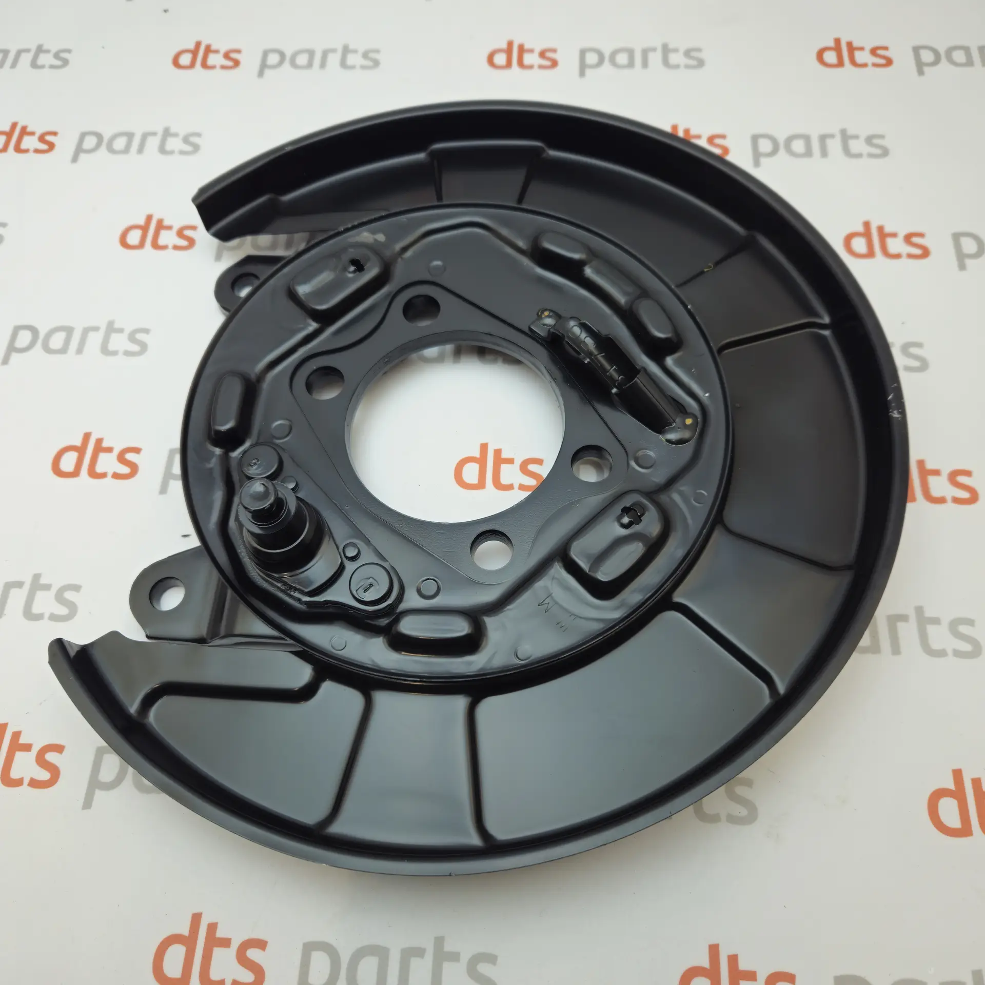 OEM Mitsubishi 4600A151 – Rear left brake shield